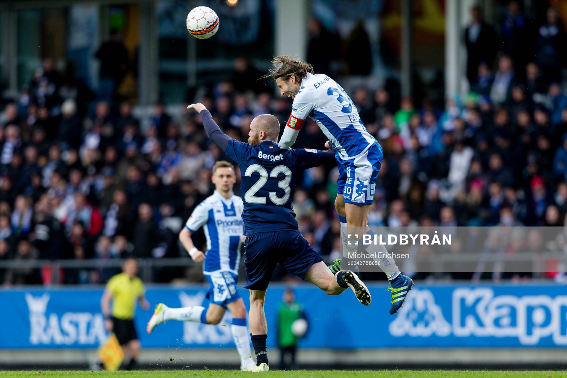 Malmö FFs Jo Inge Berget mot IFK Göteborgs Mattias Bjärsmyr i nickduell under fotbollsmatchen i Allsvenskan mellan IFK Göteborg och Malmö FF den 27 april 2016 i Göteborg.