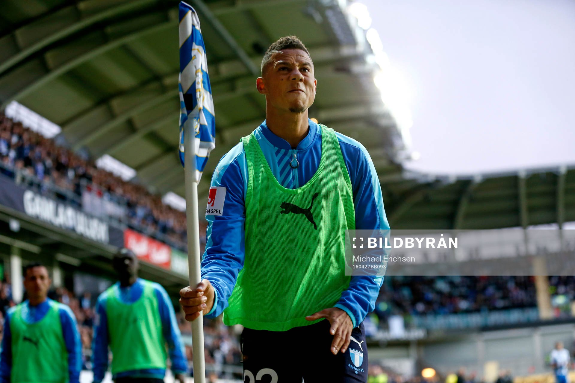 Malmö FFs Tobias Sana tar en hörnflagga och kastar ut i