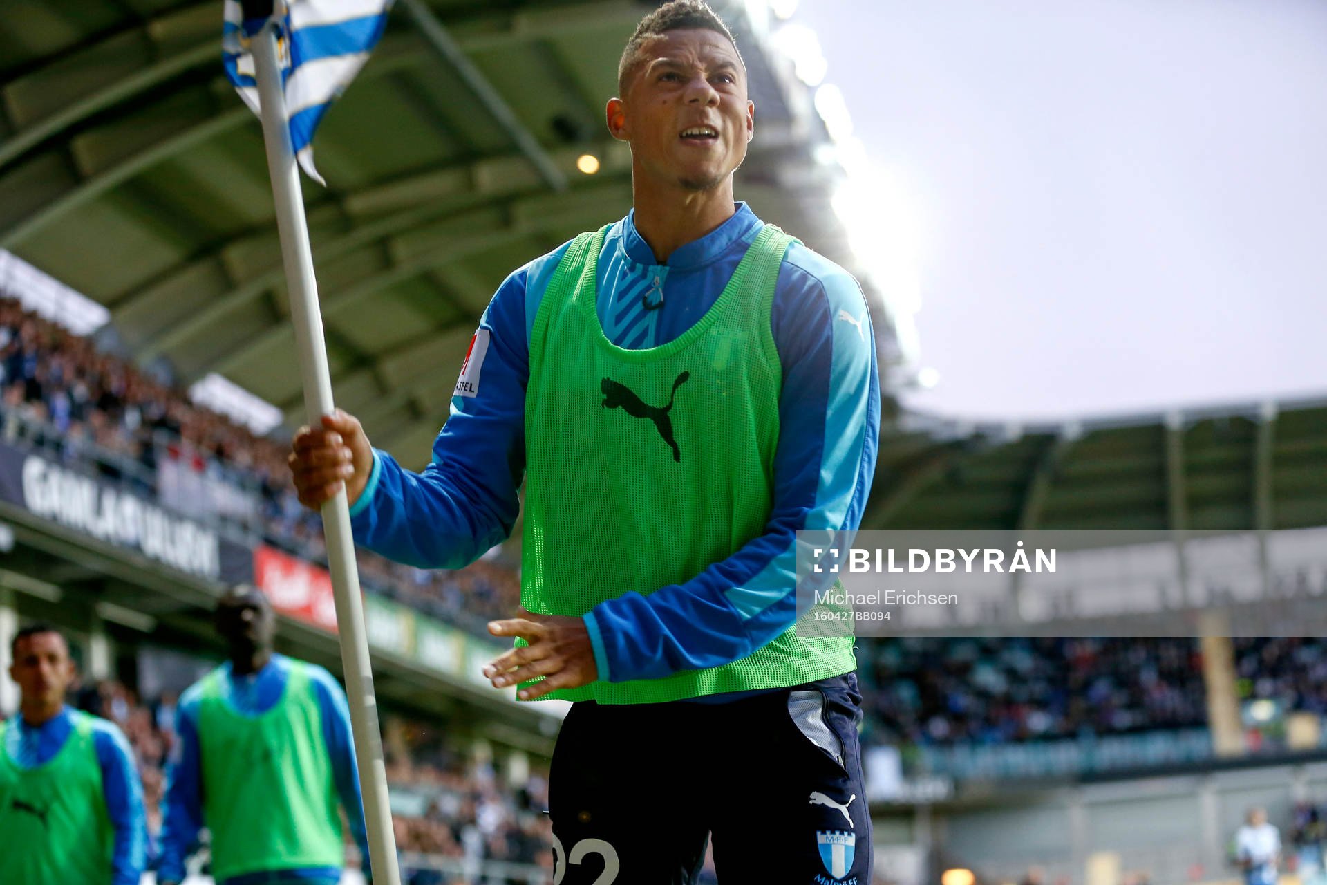 Malmö FFs Tobias Sana tar en hörnflagga och kastar ut i