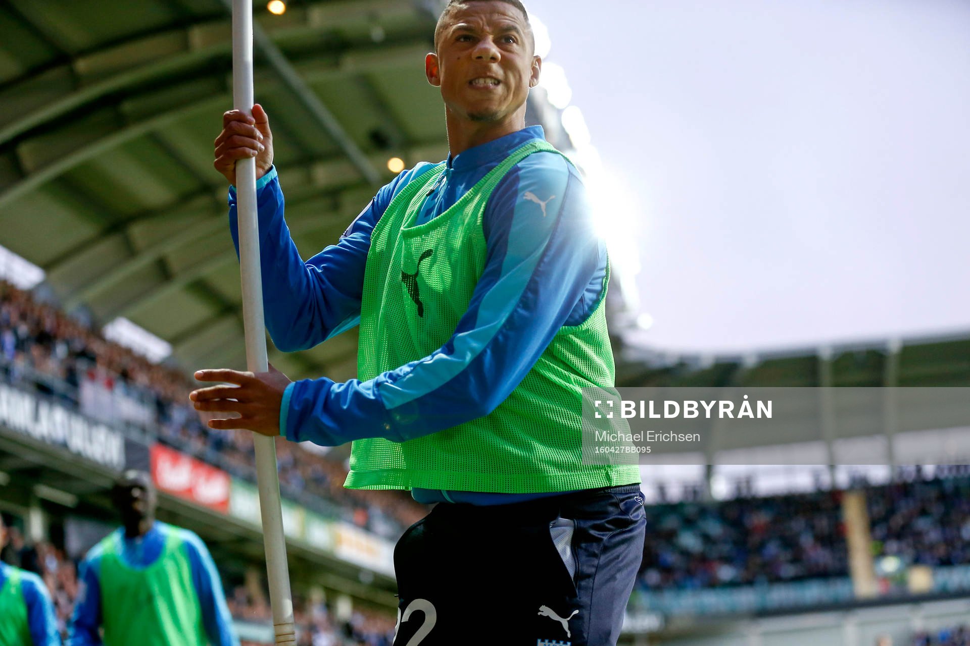 Malmö FFs Tobias Sana tar en hörnflagga och kastar ut i