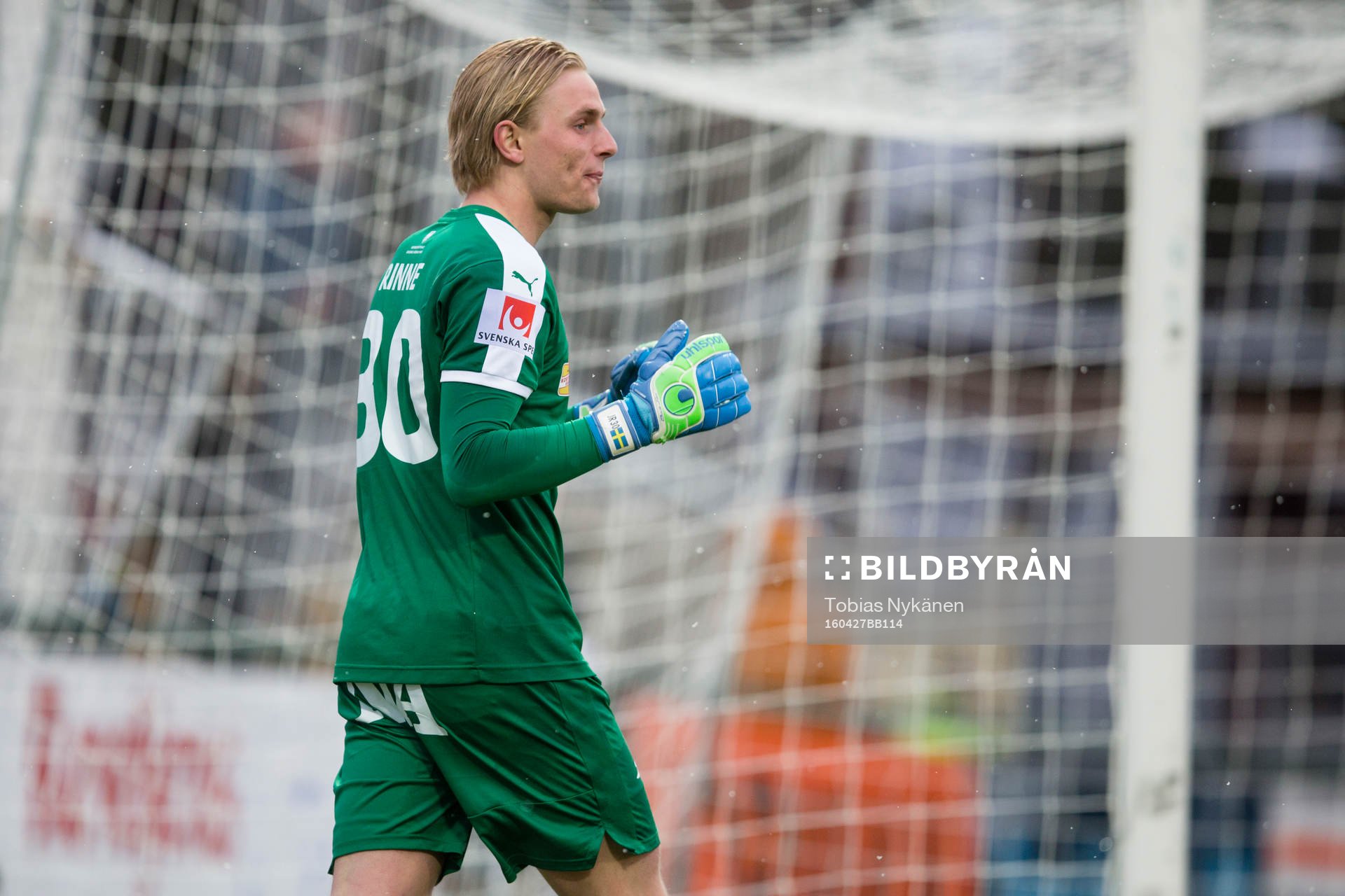 Örebros målvakt Jacob Rinne jublar