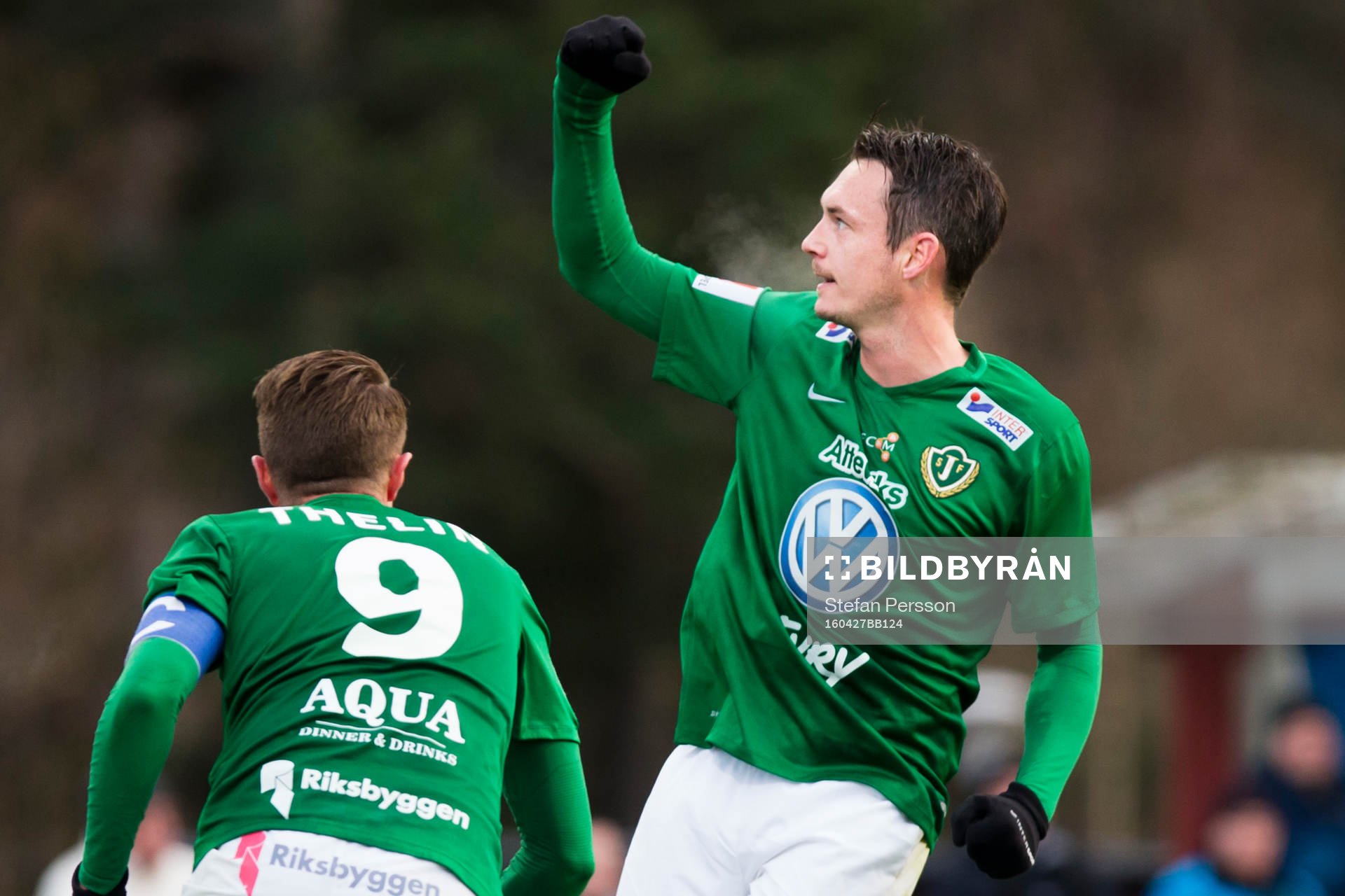 Jönköpings Tommy Thelin och Jönköpings Daryl Smylie jublar efter 1-1 under fotbollsmatchen i Allsvenskan mellan Jönköping och Falkenberg den 27 april 2016 i Jönköping.