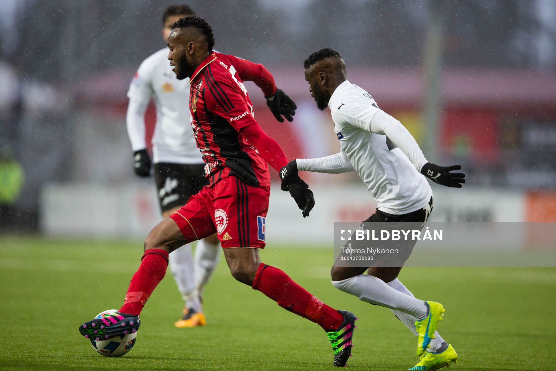Östersunds Michael Omoh  mot Örebros Maic Sema