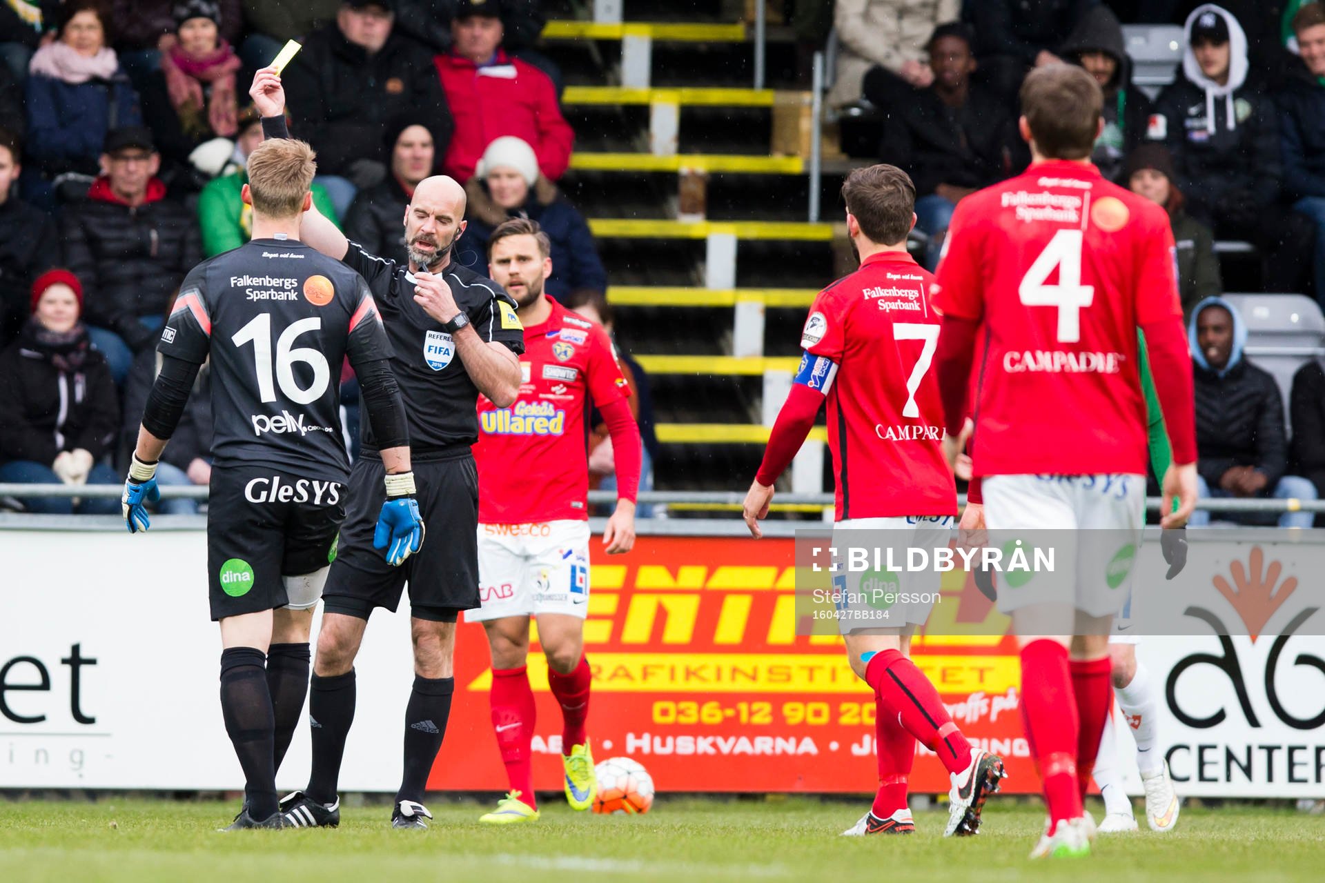 Domaren Stefan Johannesson varnar Falkenbergs målvakt