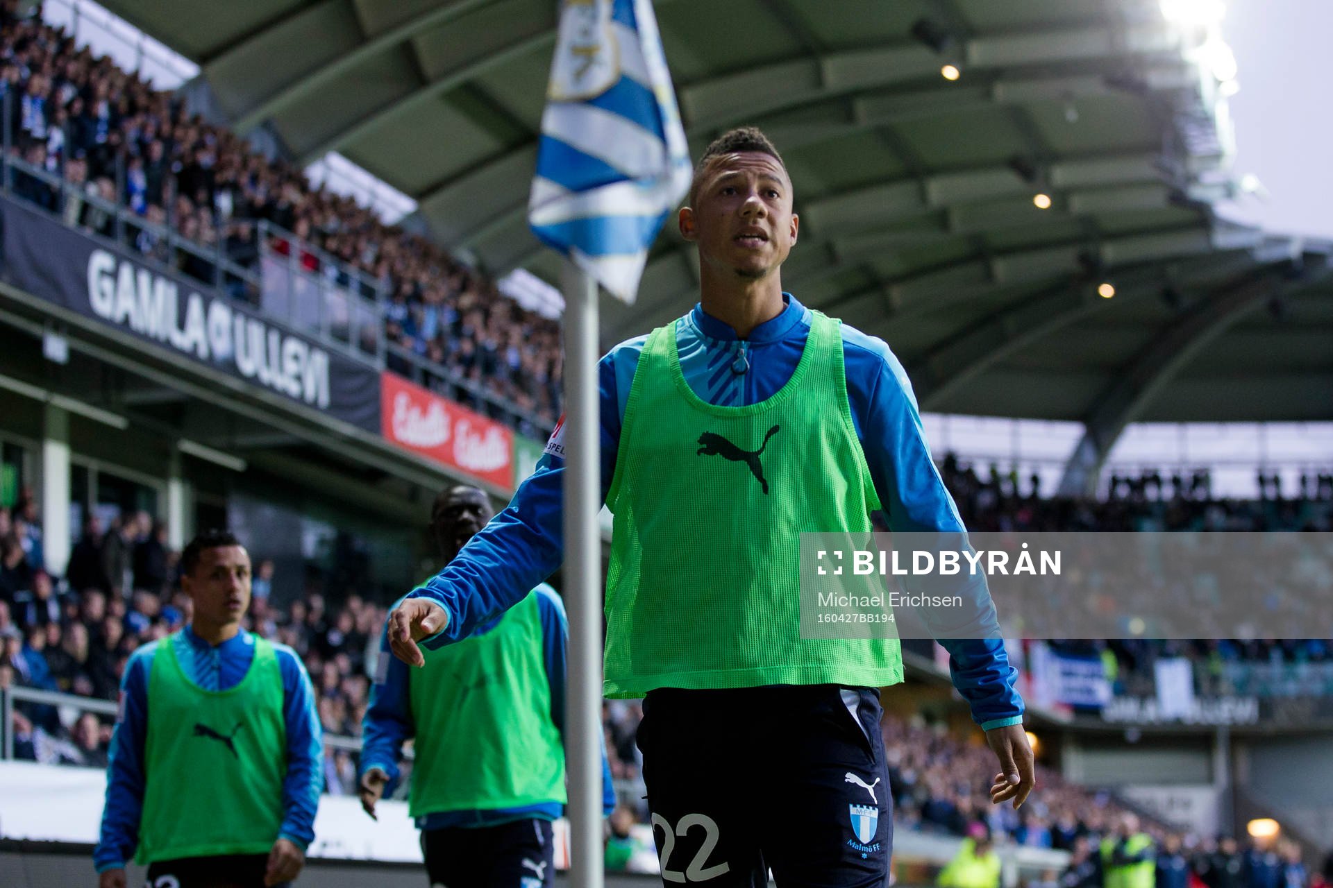 Malmö FFs Tobias Sana går fram och plockar upp en