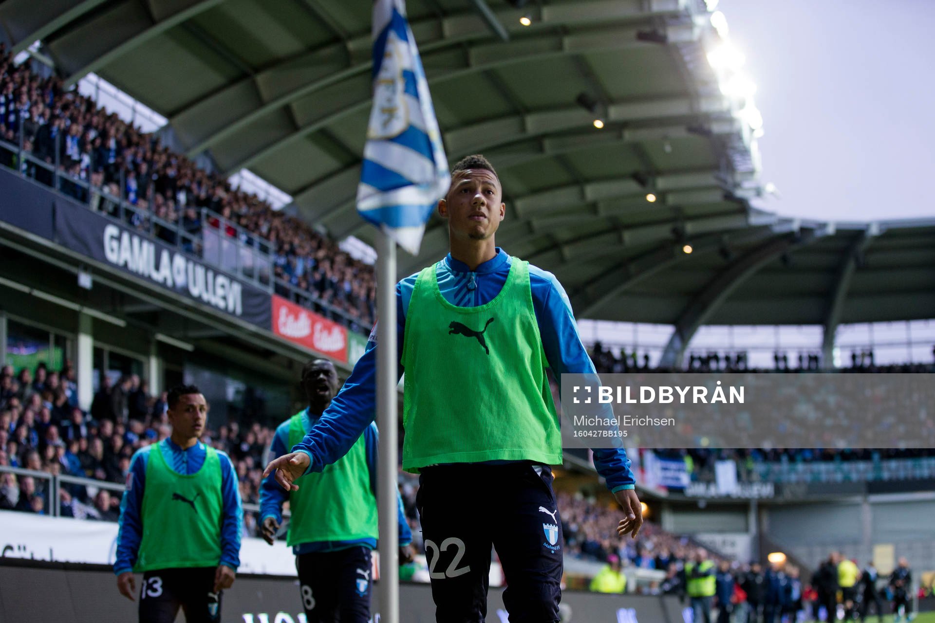 Malmö FFs Tobias Sana går fram och plockar upp en