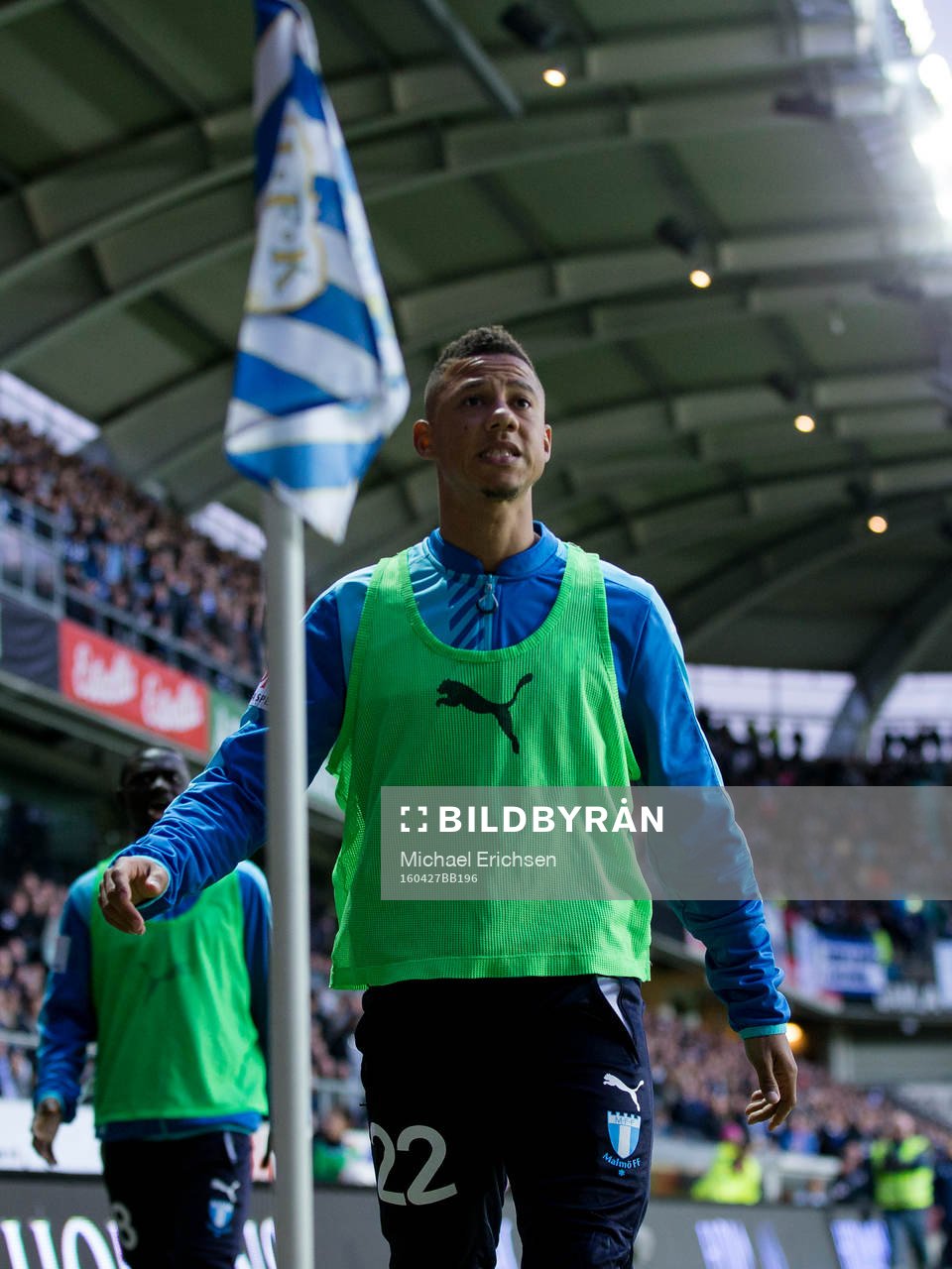 Malmö FFs Tobias Sana går fram och plockar upp en