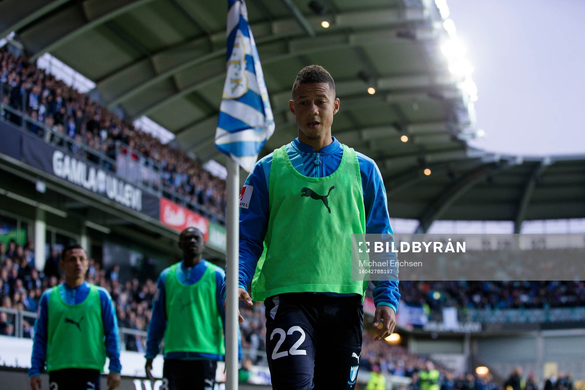 Malmö FFs Tobias Sana går fram och plockar upp en
