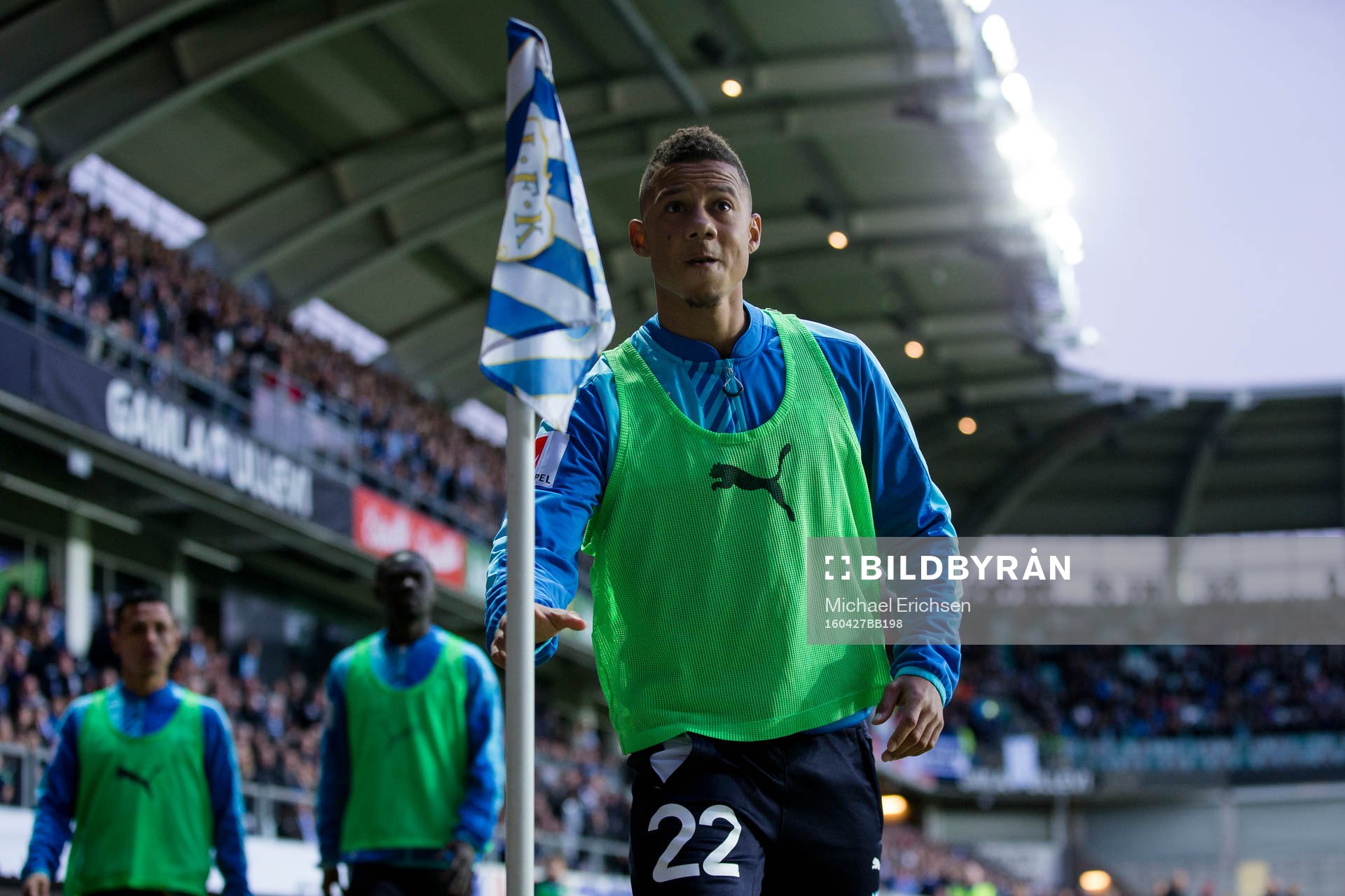 Malmö FFs Tobias Sana går fram och plockar upp en