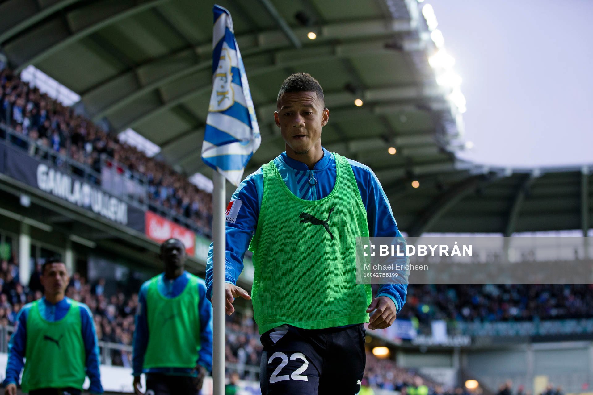Malmö FFs Tobias Sana går fram och plockar upp en
