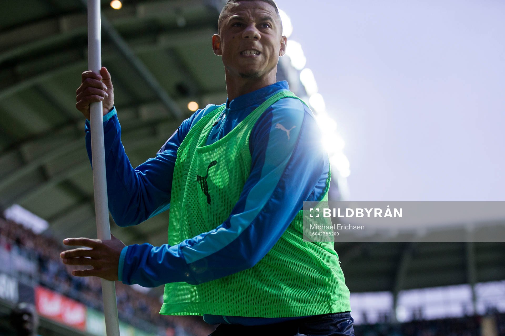 Malmö FFs Tobias Sana går fram och plockar upp en
