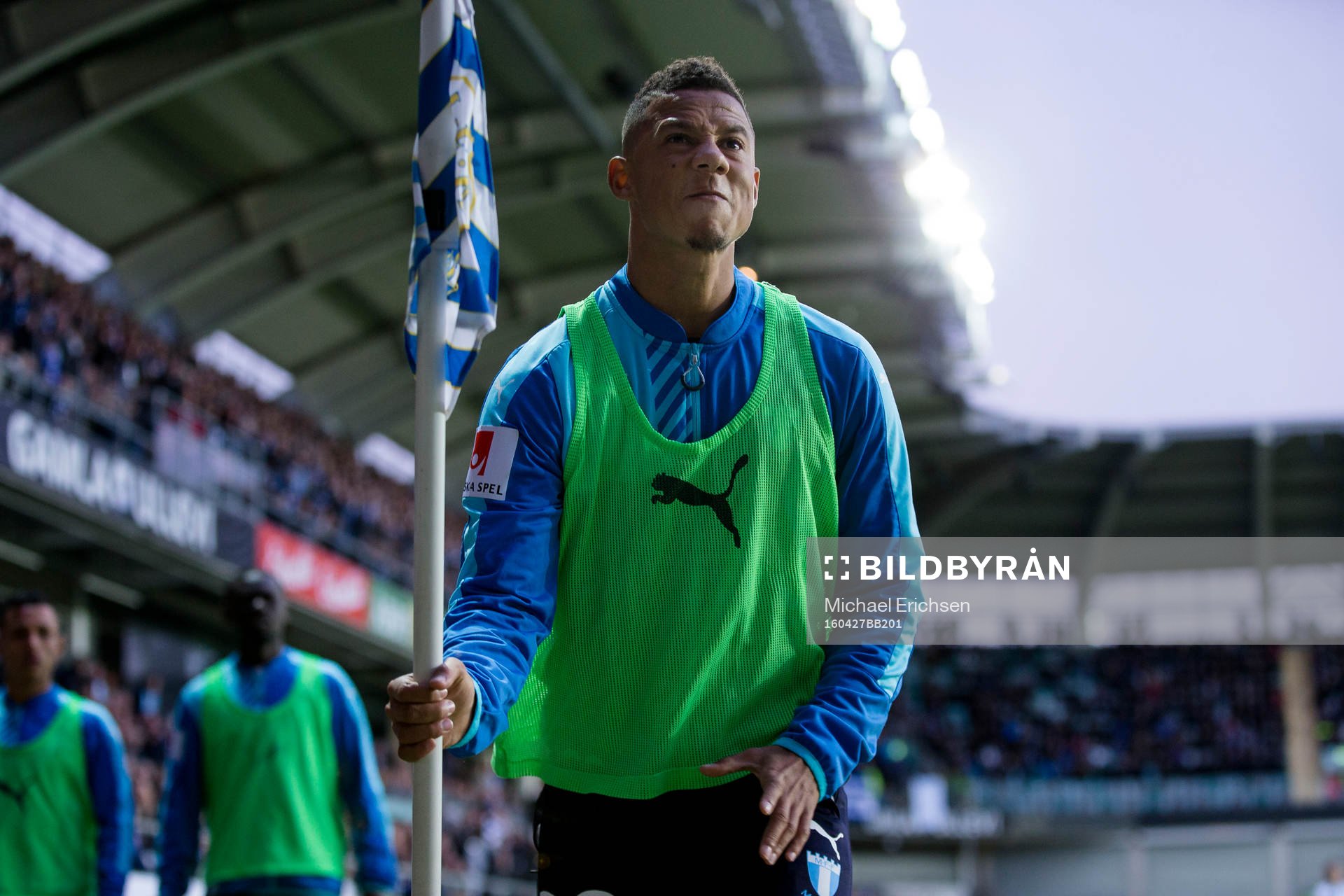 Malmö FFs Tobias Sana går fram och plockar upp en