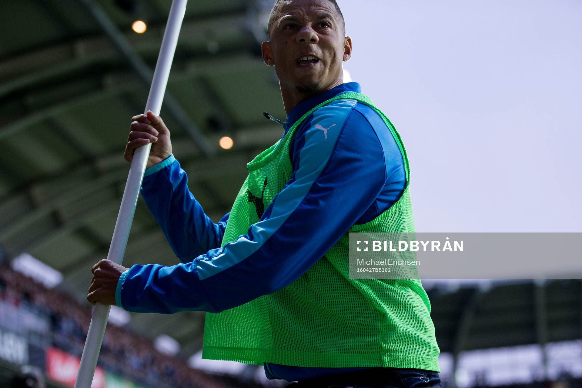 Malmö FFs Tobias Sana går fram och plockar upp en