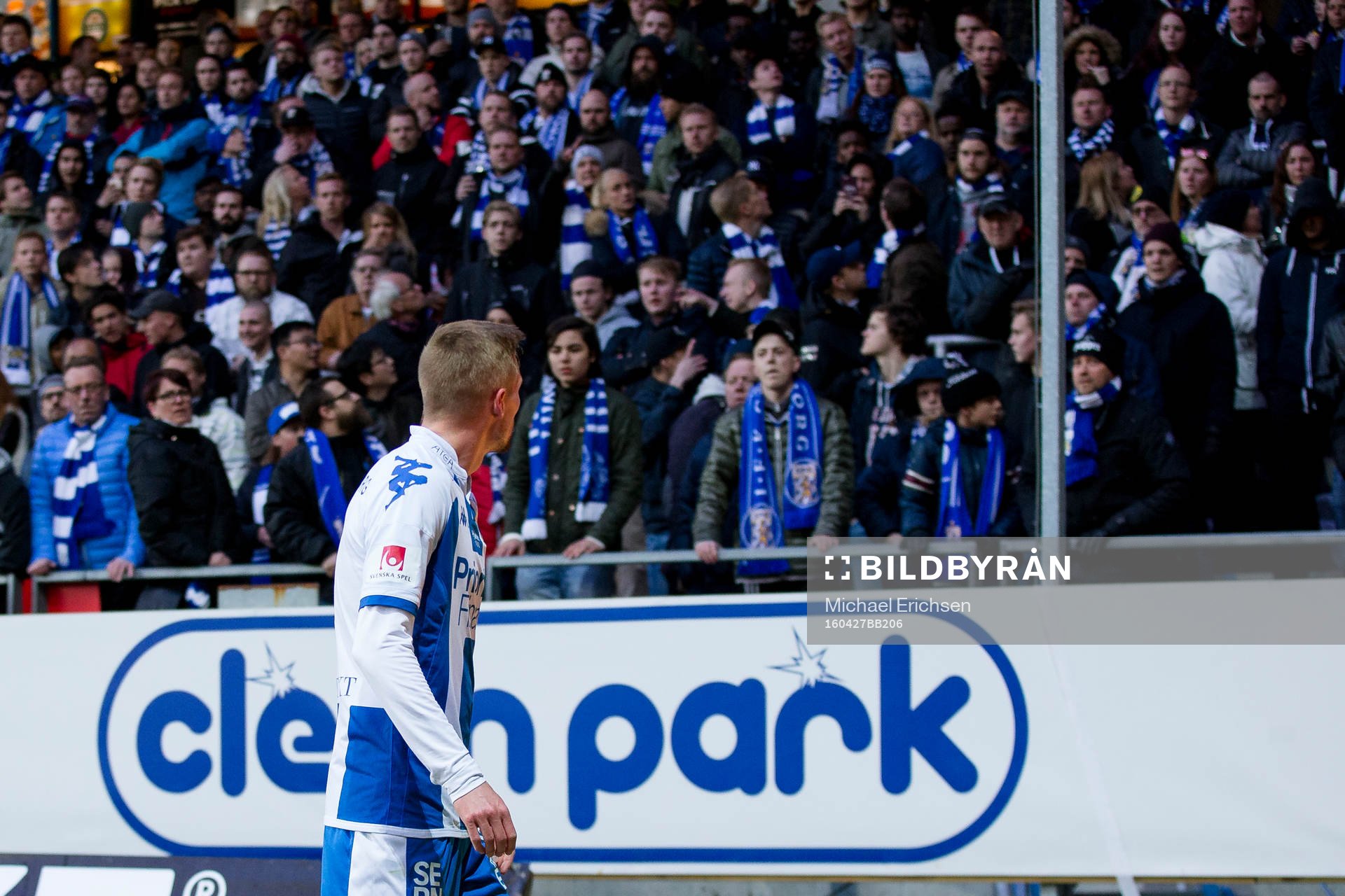 IFK Göteborgs Sebastian Eriksson reagerar mot klacken