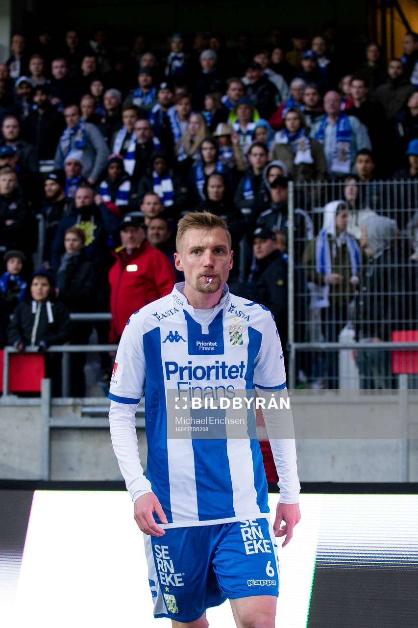 IFK Göteborgs Sebastian Eriksson reagerar mot klacken