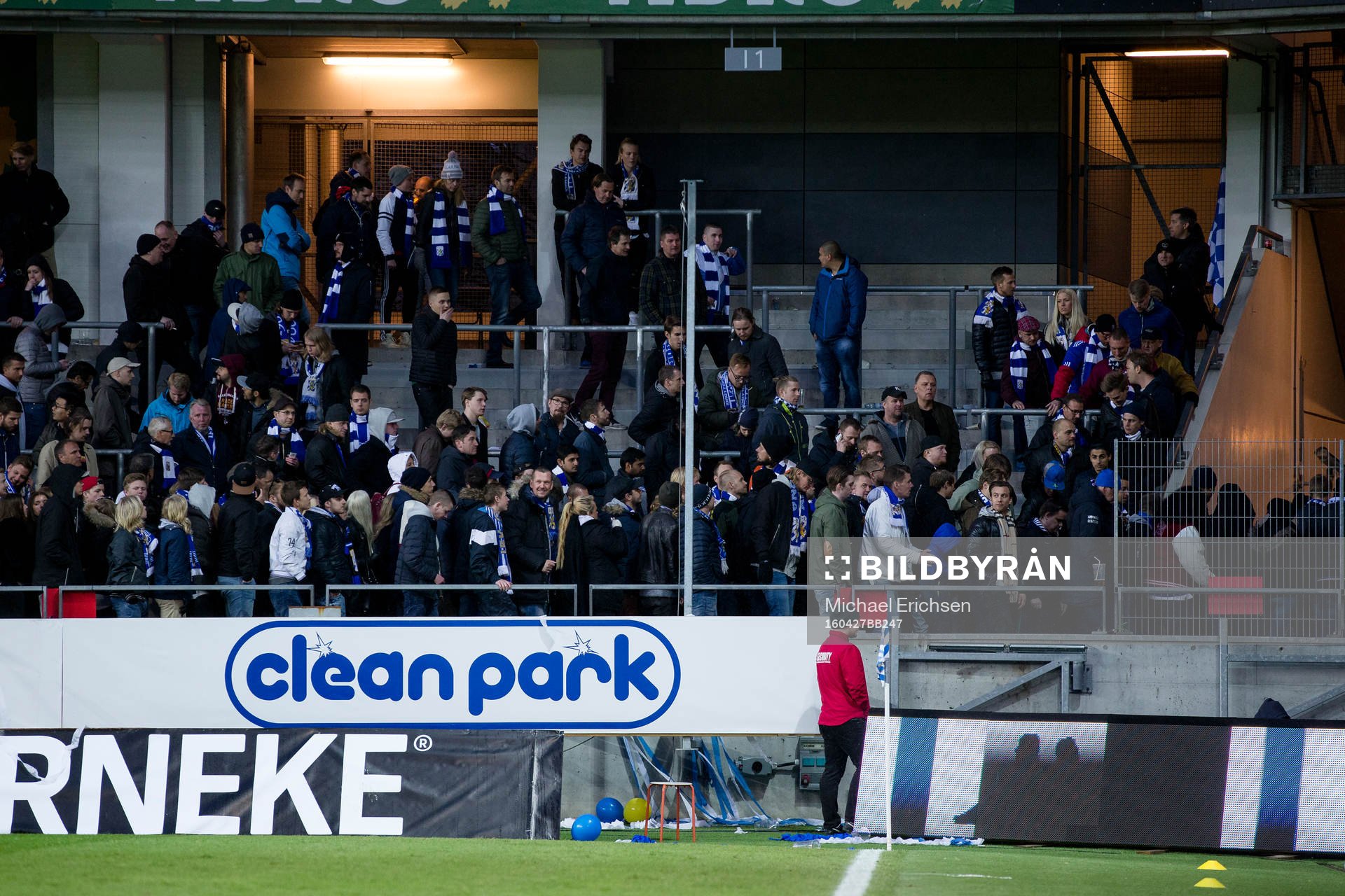 Publiken lämnar fotbollsmatchen i Allsvenskan mellan IFK