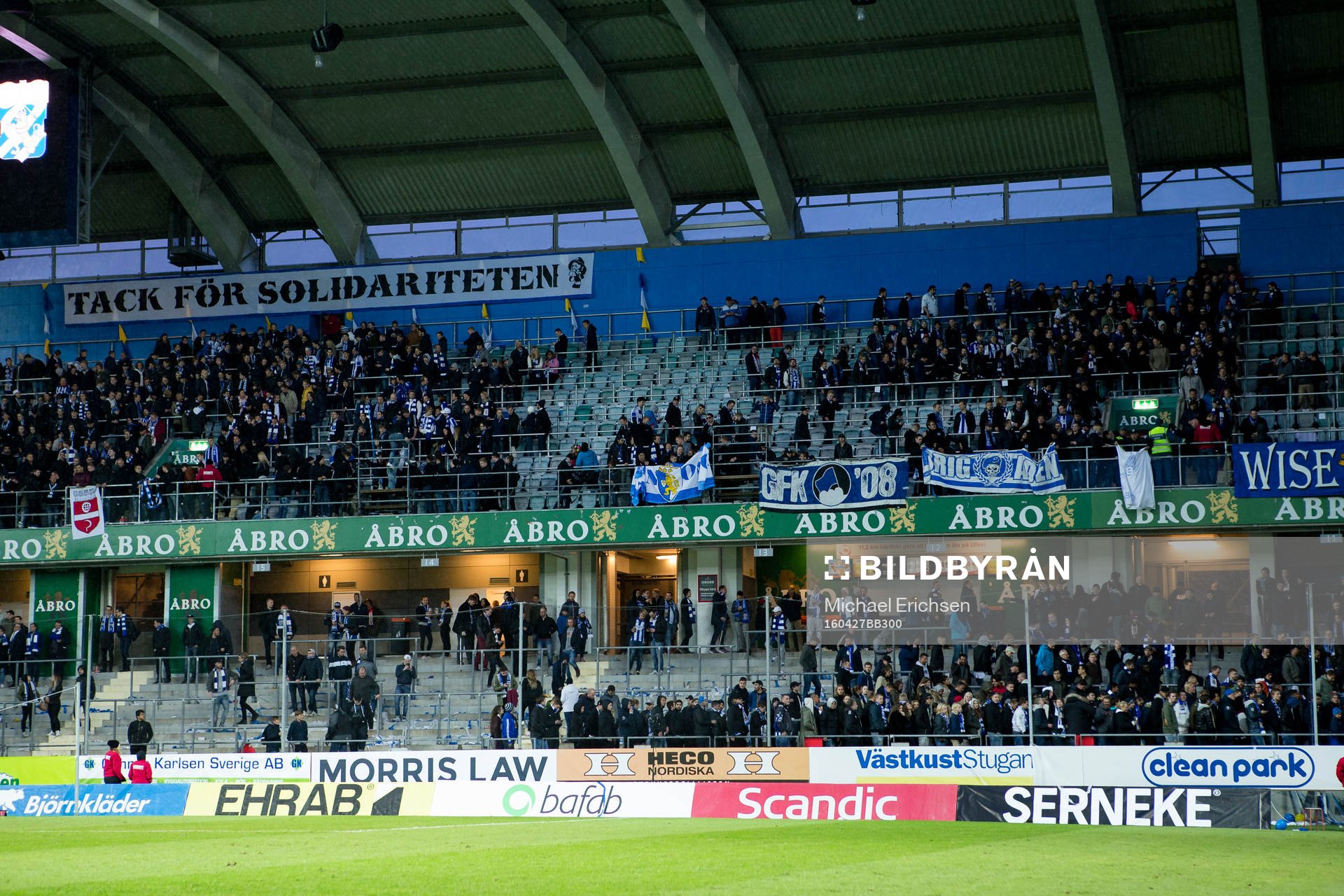 Läktarna töms