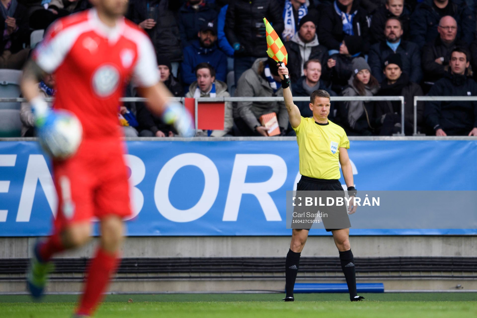 Domare Daniel Wärnmark tecknar för offside under fotbollsmatchen i Allsvenskan mellan IFK Göteborg och Malmö FF den 27 april 2016 i Göteborg.