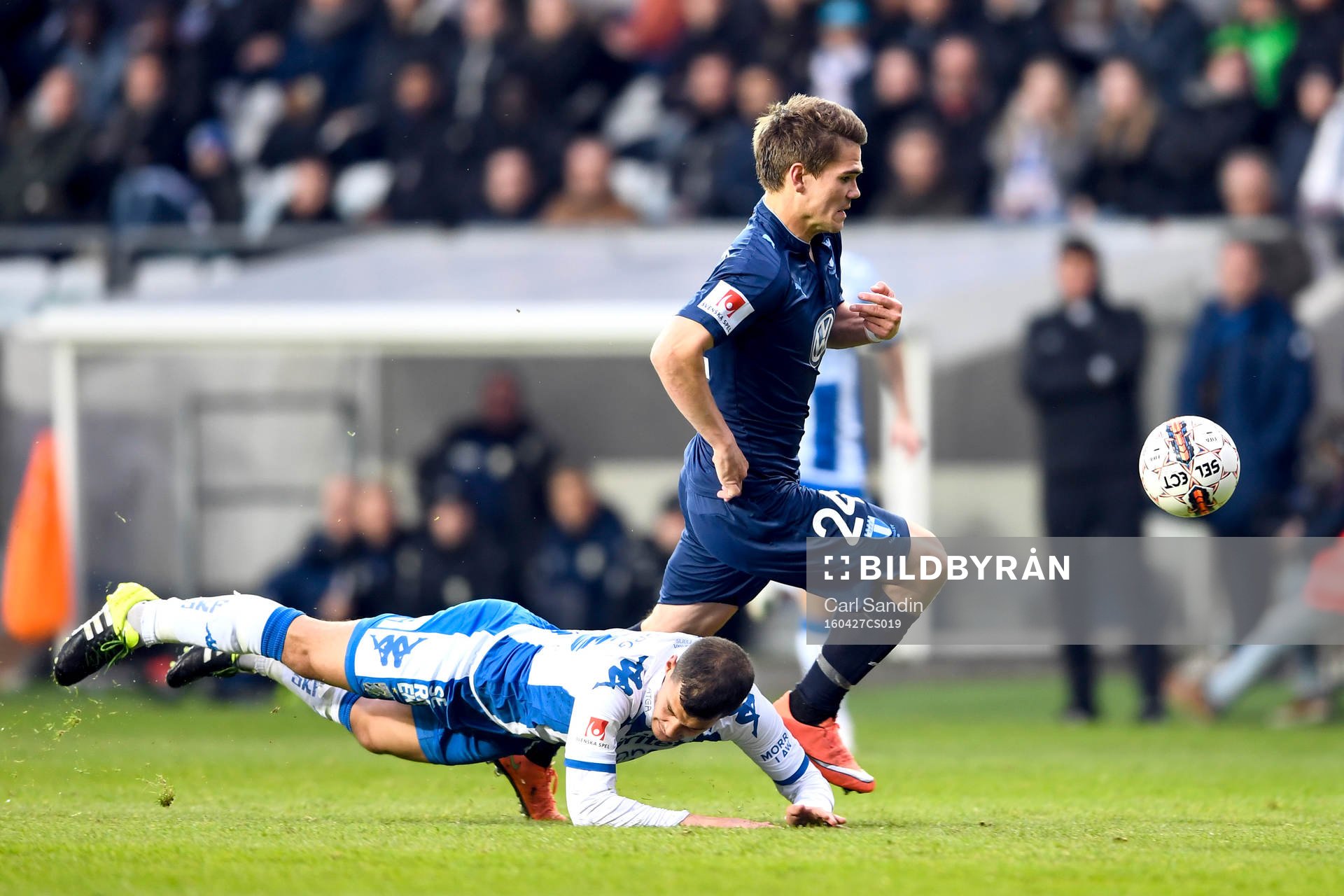 IFK Göteborgs Prosper Kasim faller i en närkamp med