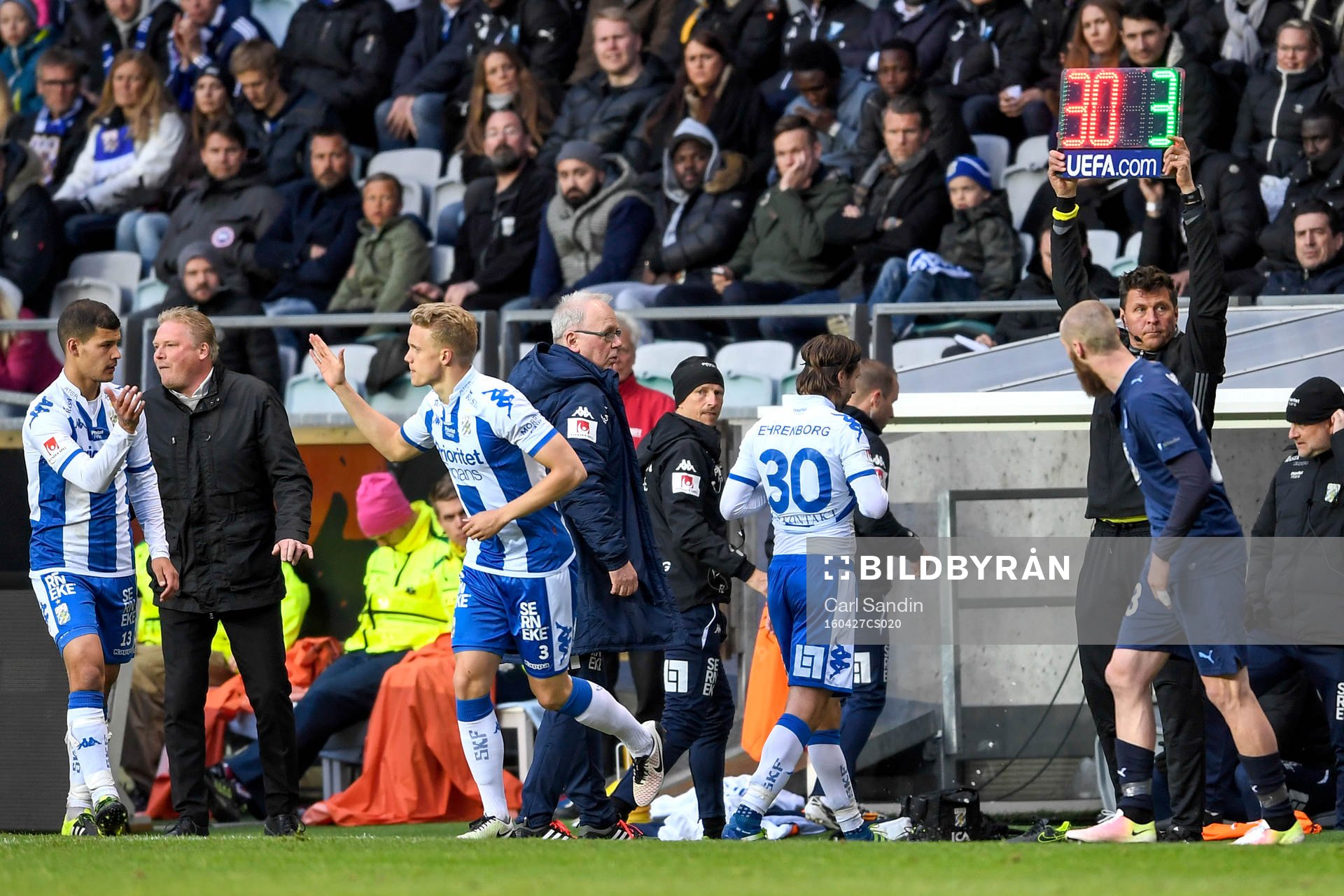 IFK Göteborgs Mattias Bjärsmyr utgår skadad och in kommer Hjörtur Hermannsson under fotbollsmatchen i Allsvenskan mellan IFK Göteborg och Malmö FF den 27 april 2016 i Göteborg.