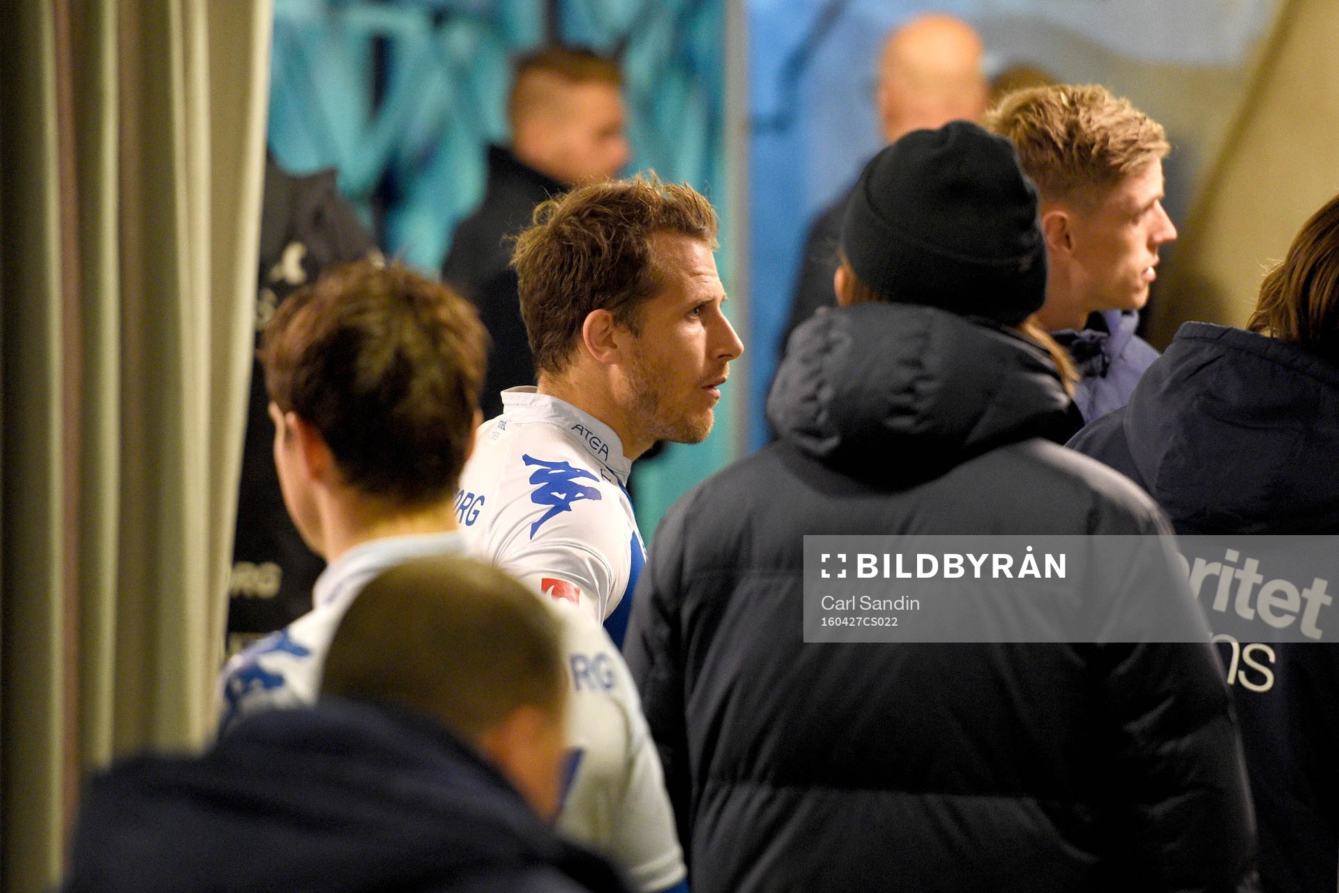 IFK Göteborgs Tobias Hysén i spelartunneln under avbrottet i fotbollsmatchen i Allsvenskan mellan IFK Göteborg och Malmö FF den 27 april 2016 i Göteborg.