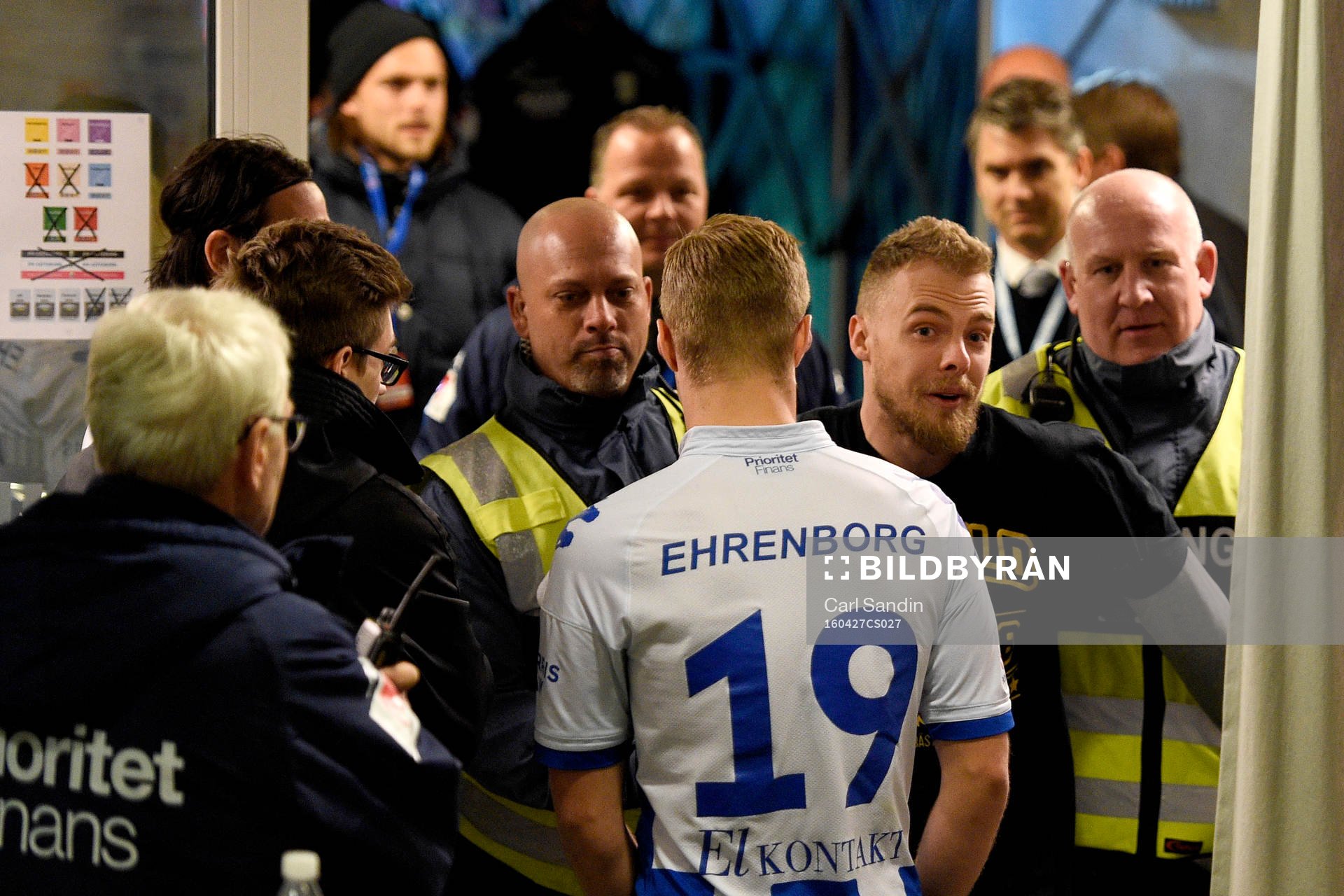 Frölundas Mats Rosseli Olsen förs bort av ordningsvakter