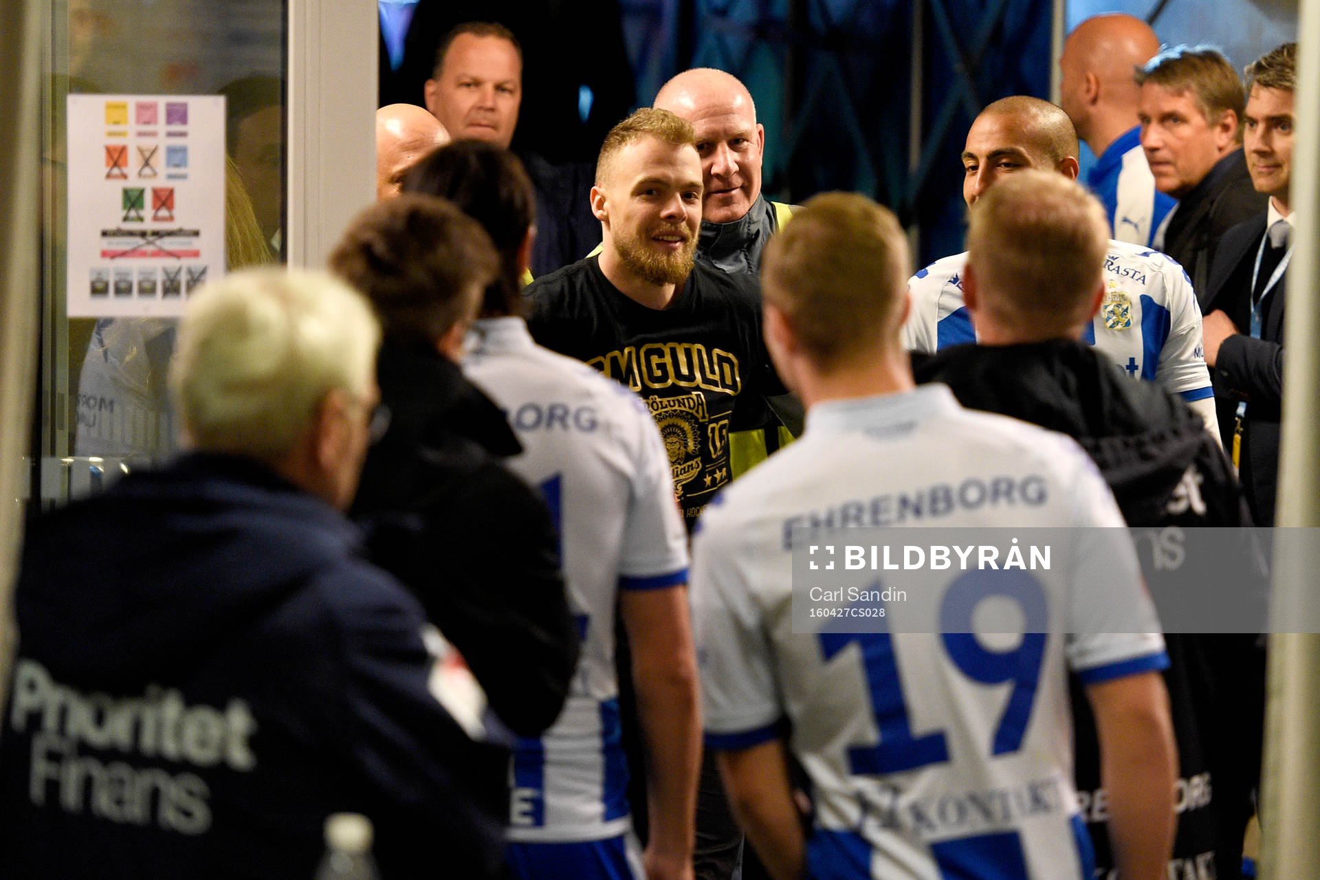 Frölundas Mats Rosseli Olsen förs bort av ordningsvakter