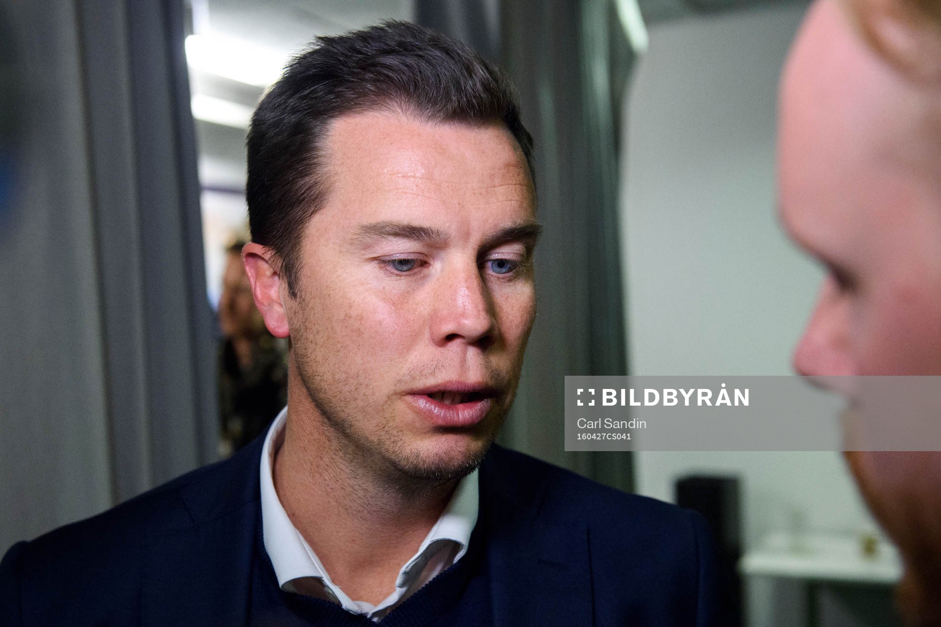Malmö FFs sportchef Daniel Andersson blir intervjuad
