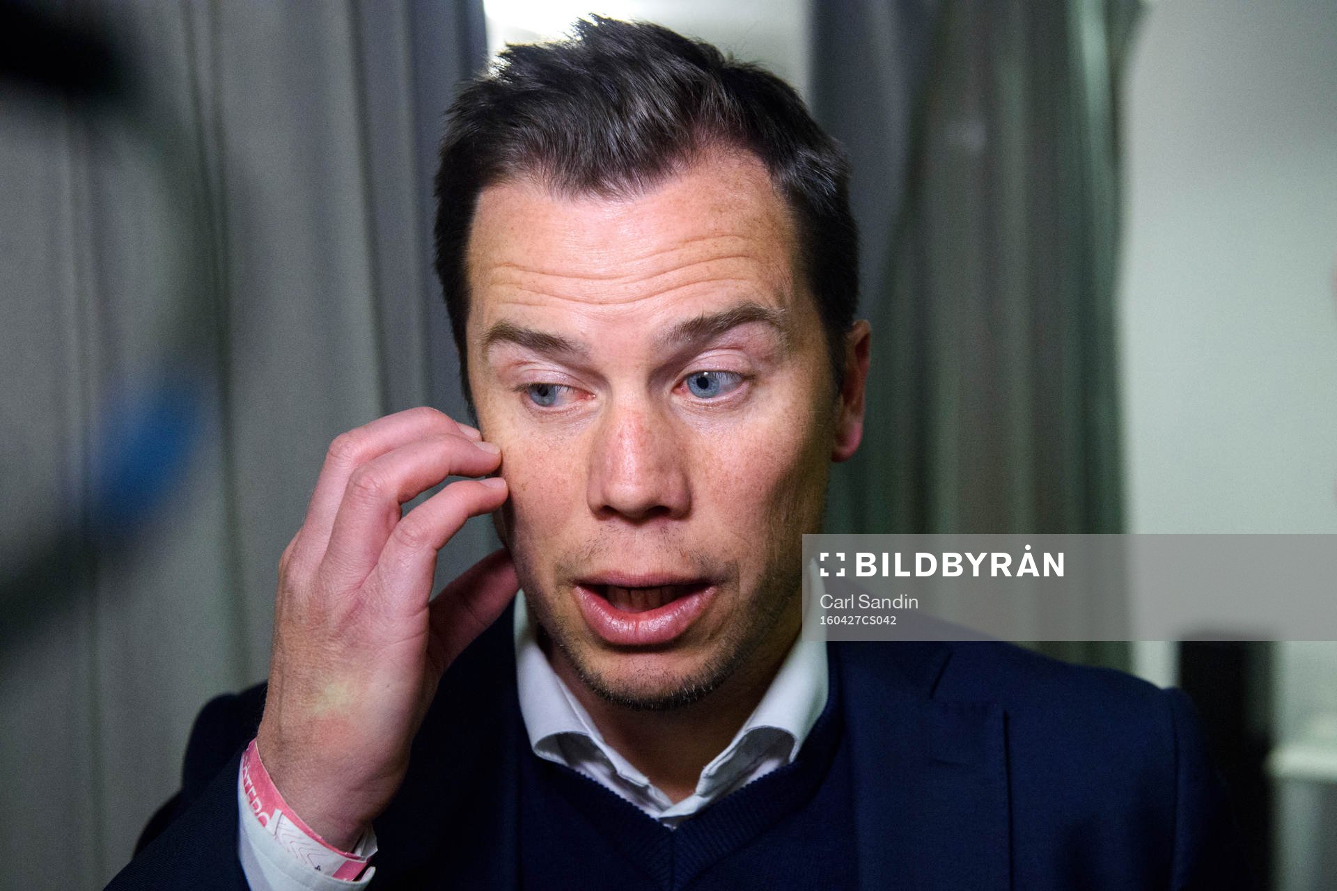 Malmö FFs sportchef Daniel Andersson blir intervjuad