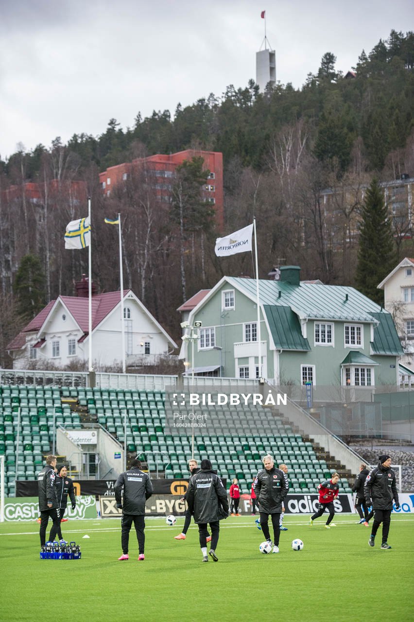 Kalmar värmer upp, med södra berget i bakgrunden innan