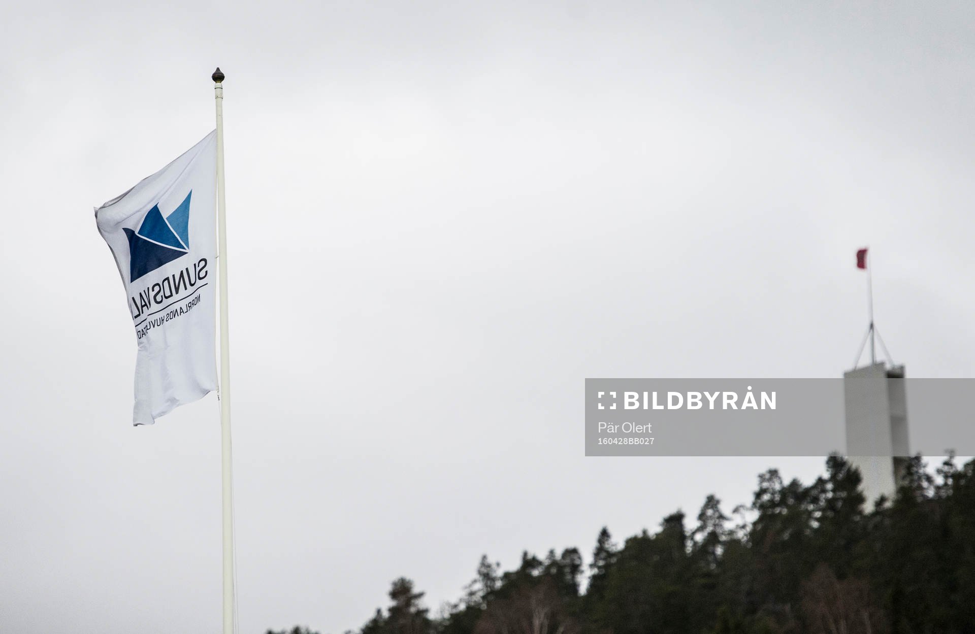 Sundsvallsflagga med södra berget i bakgrunden