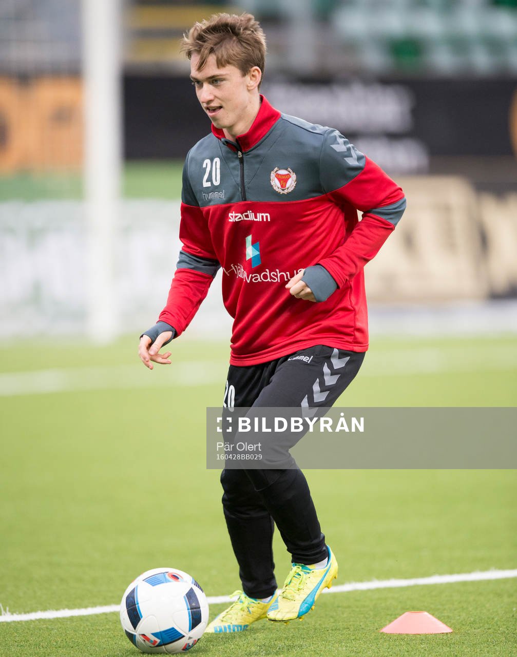 Kalmars Carl Johansson värmer upp innan fotbollsmatchen i