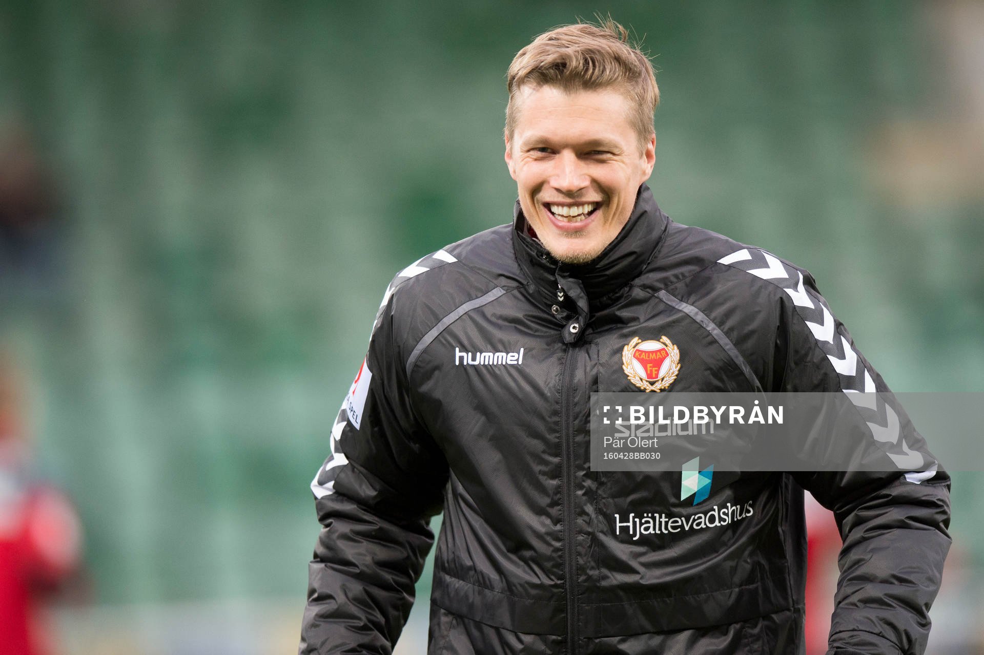 Kalmars Viktor Elm värmer upp innan fotbollsmatchen i