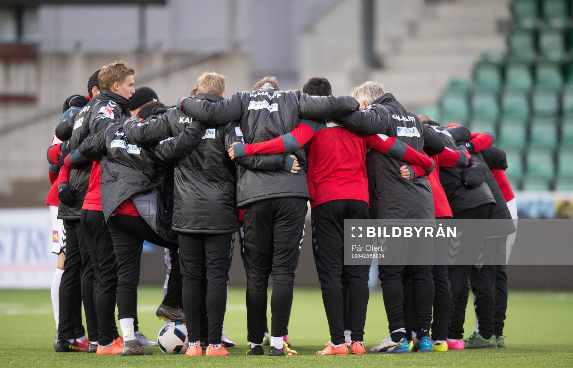 Kalmar värmer upp innan fotbollsmatchen i Allsvenskan
