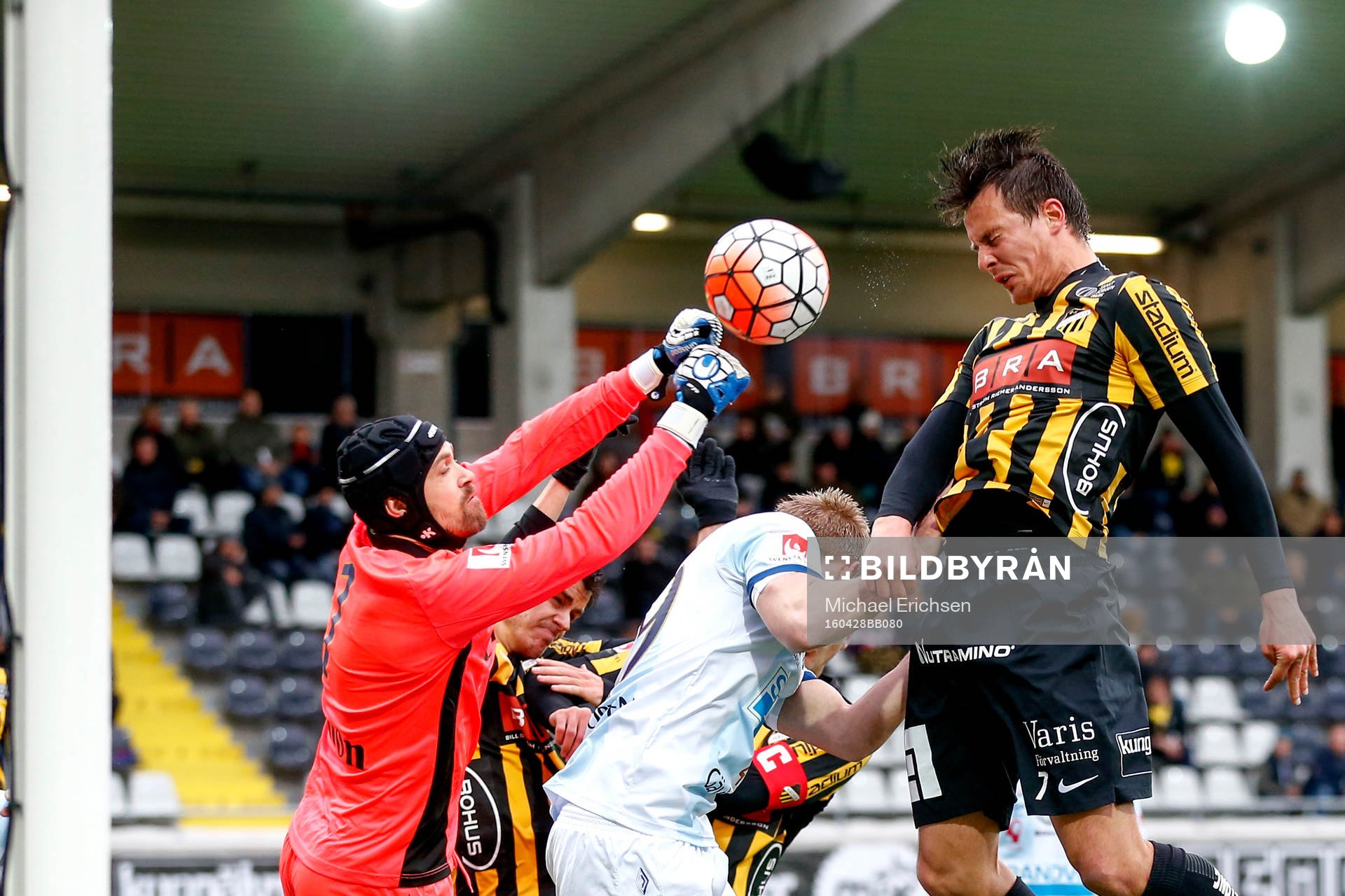 Häckens Niels Vorthoren nickar förbi Gefles målvakt Emil Hedvall men målet döms bort under fotbollsmatchen i Allsvenskan mellan Häcken och Gefle den 28 april 2016 i Göteborg.