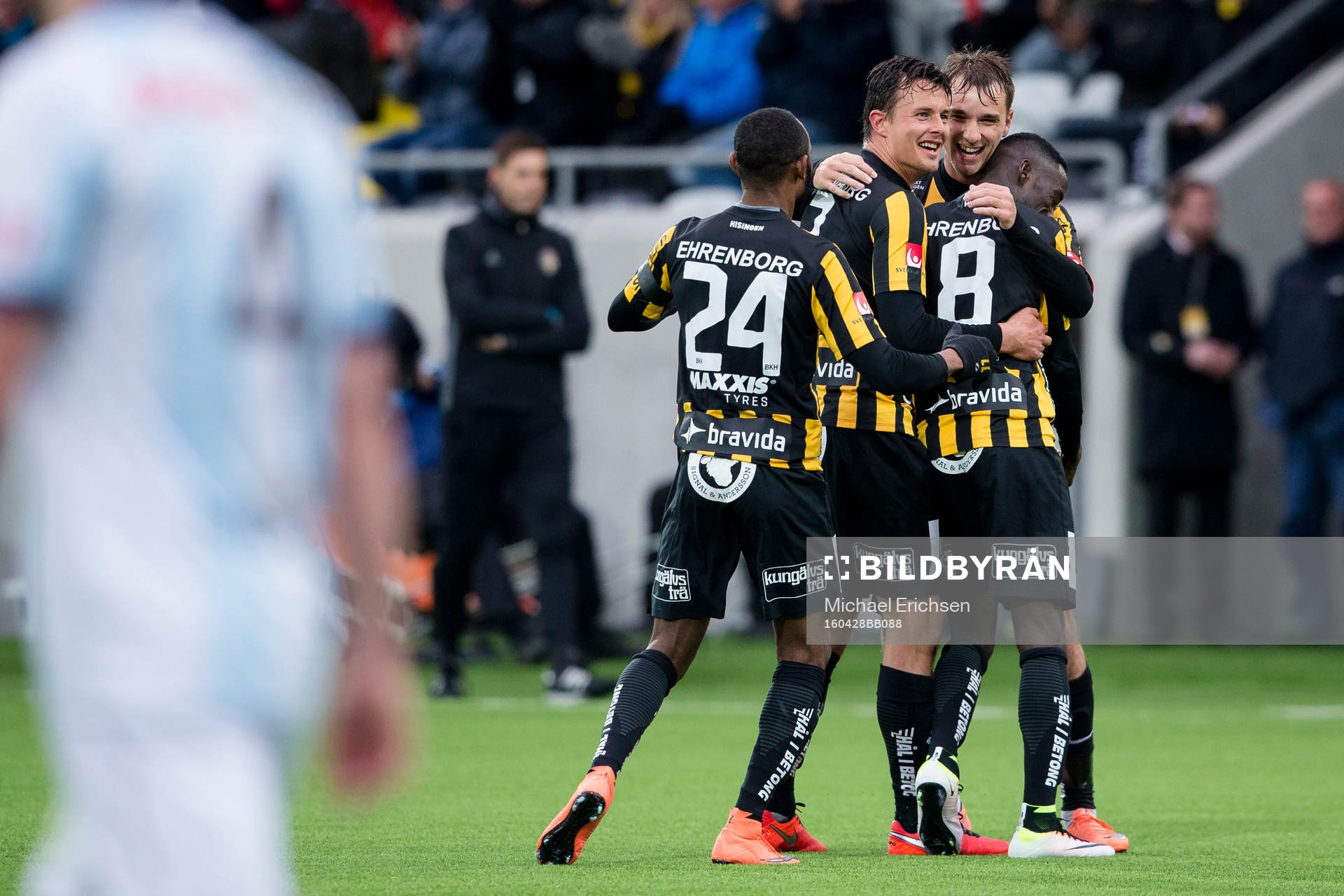 Häckens Demba Savage omfamnas av lagkamrater