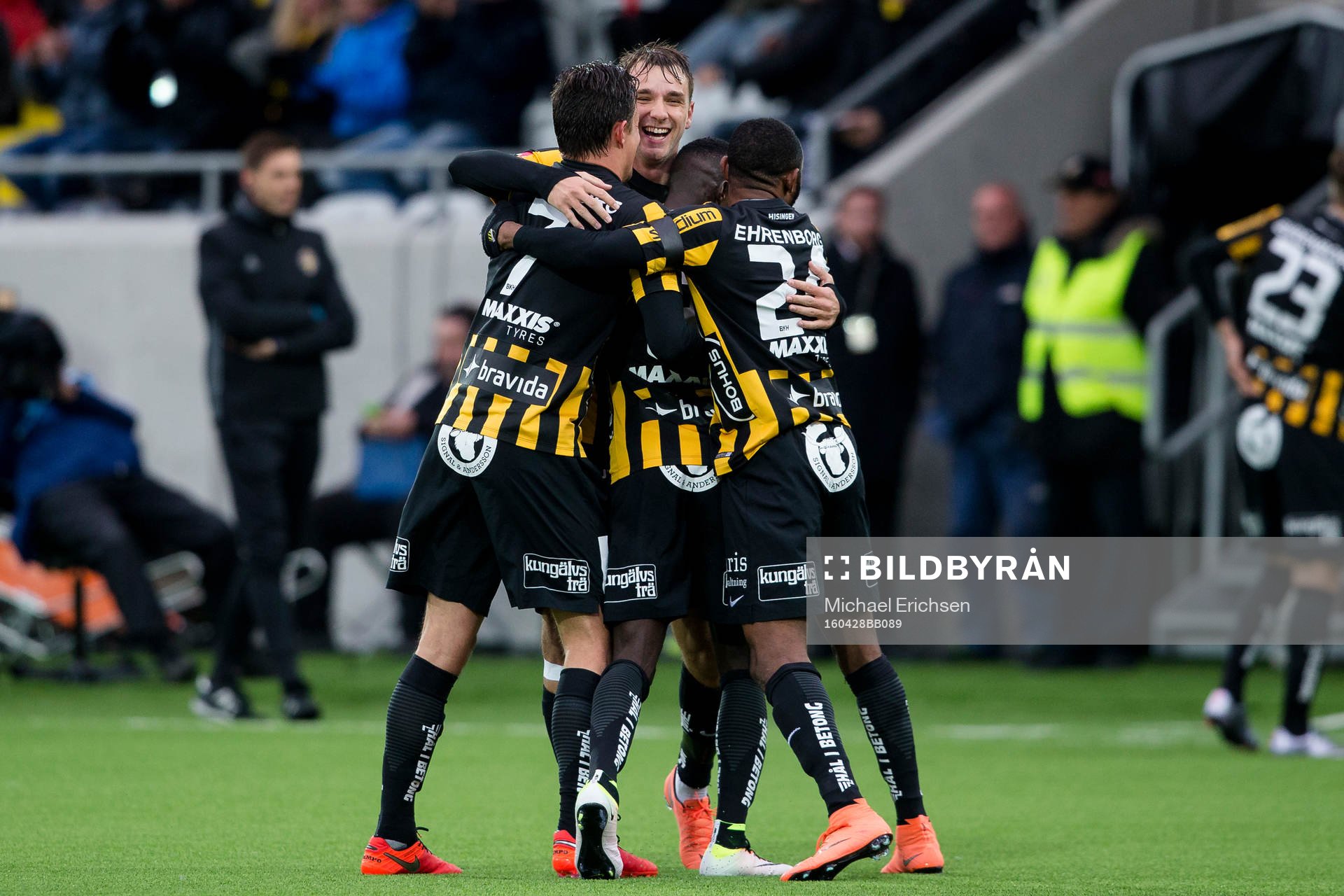 Häckens Demba Savage omfamnas av lagkamrater