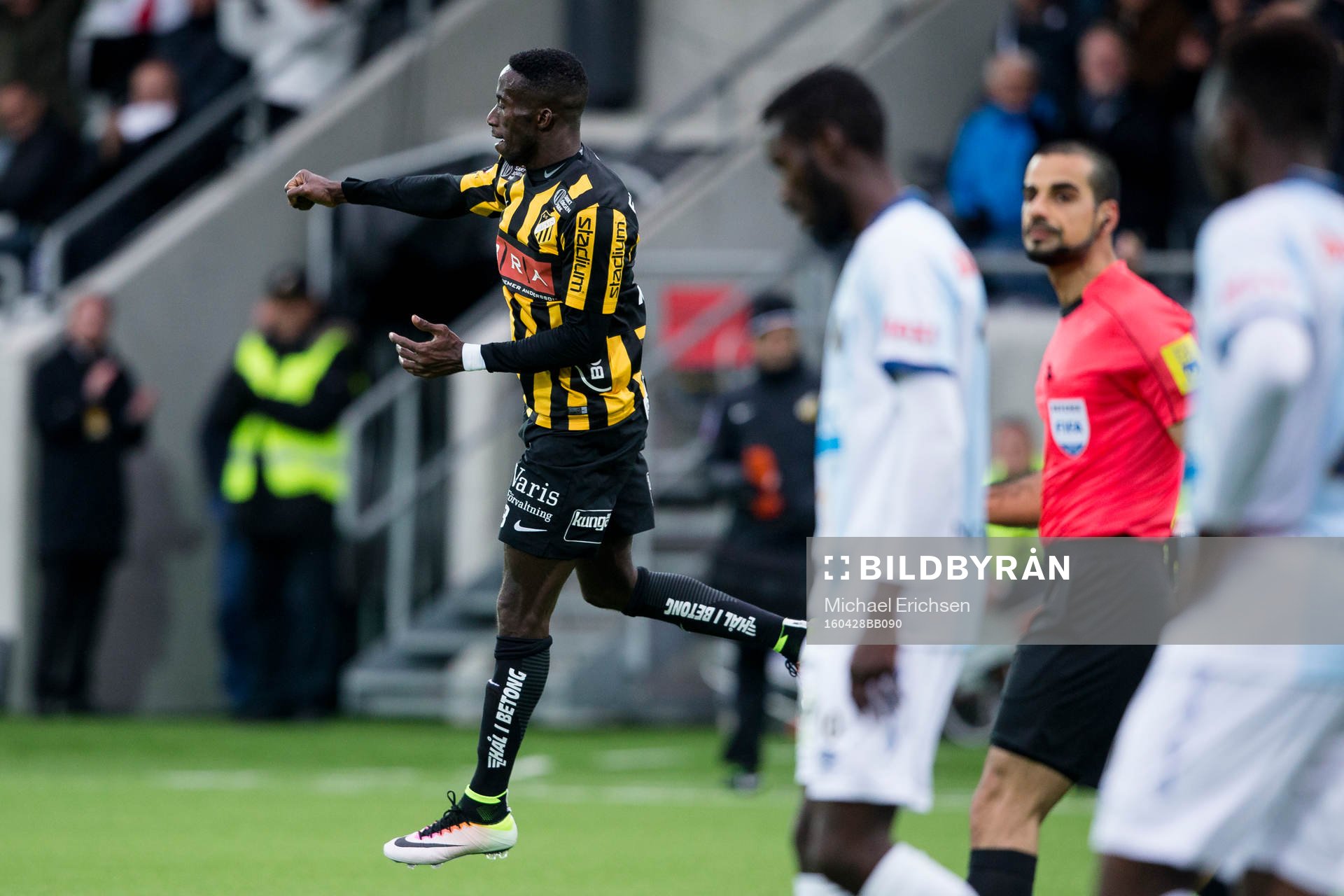 Häckens Demba Savage jublar