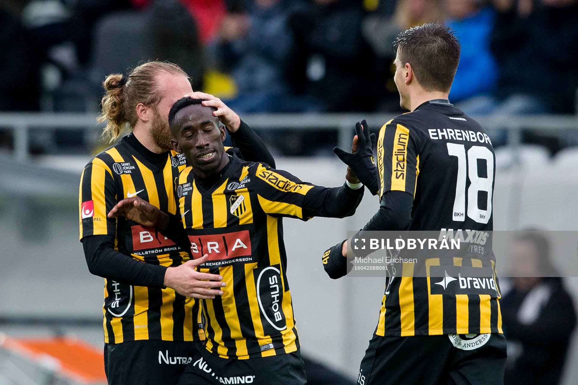 Häckens Demba Savage omfamnas av Emil Wahlström och