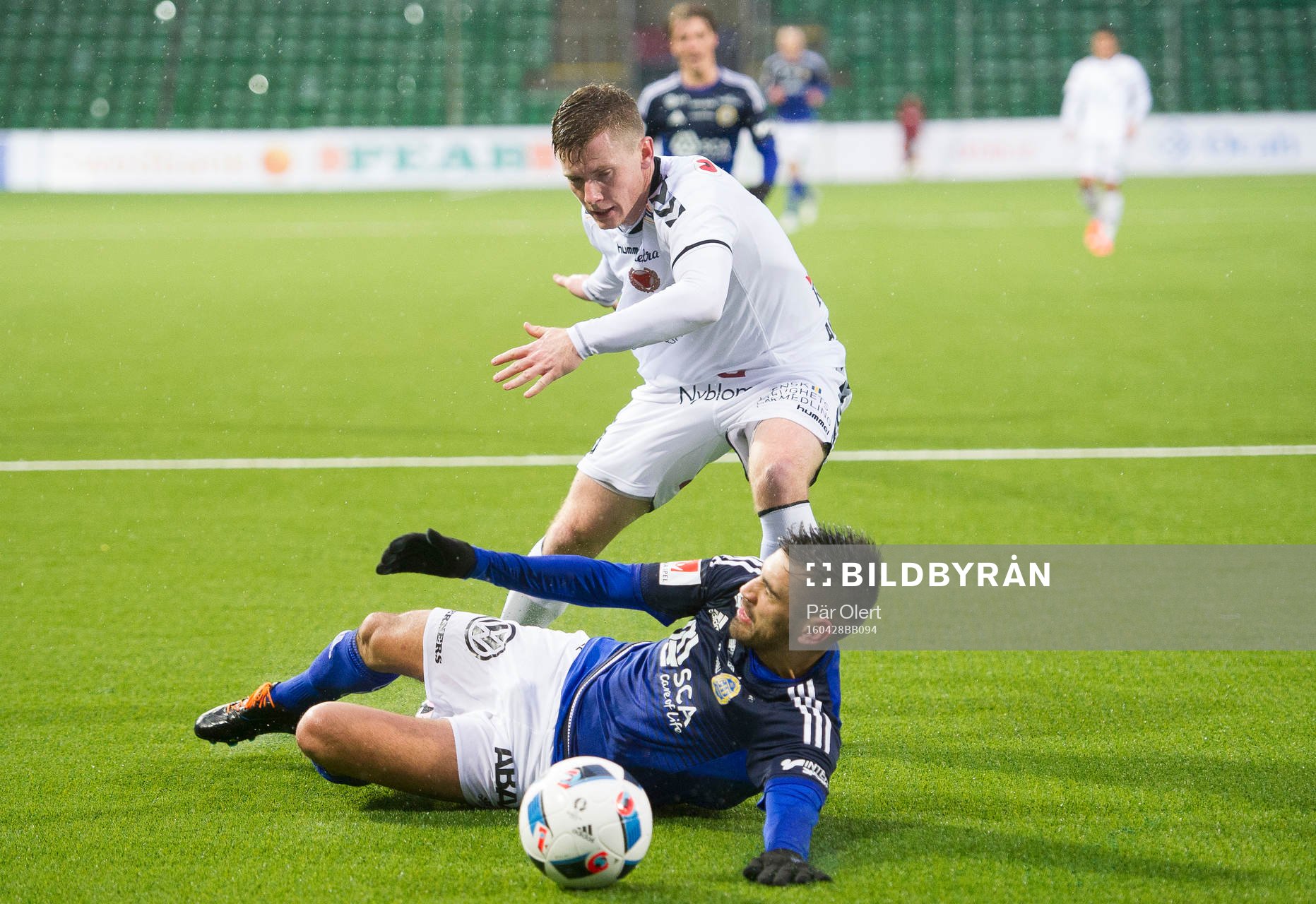 Kalmars Victor Agardius tacklar omkull Sundsvalls Stefan
