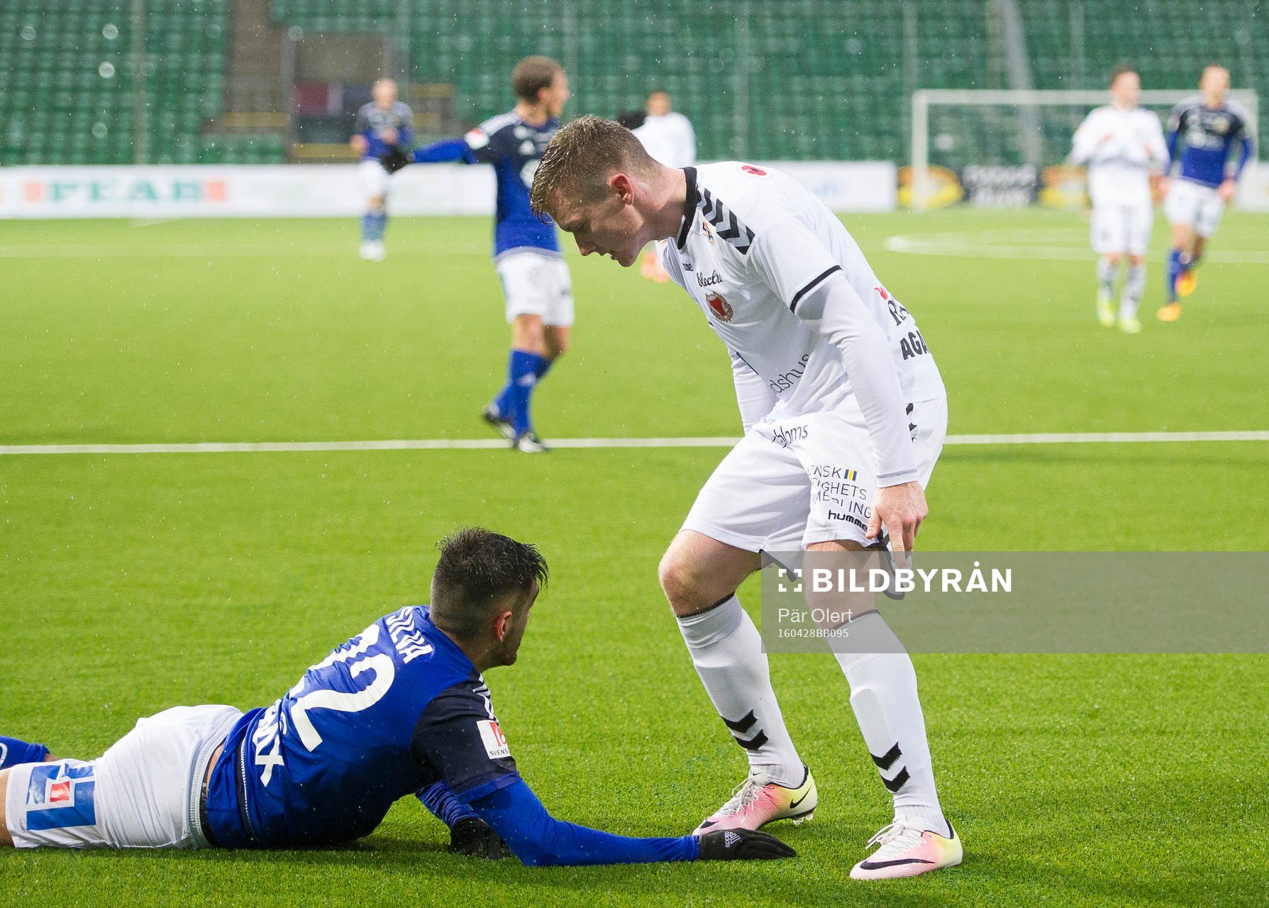 Kalmars Victor Agardius tacklar omkull Sundsvalls Stefan