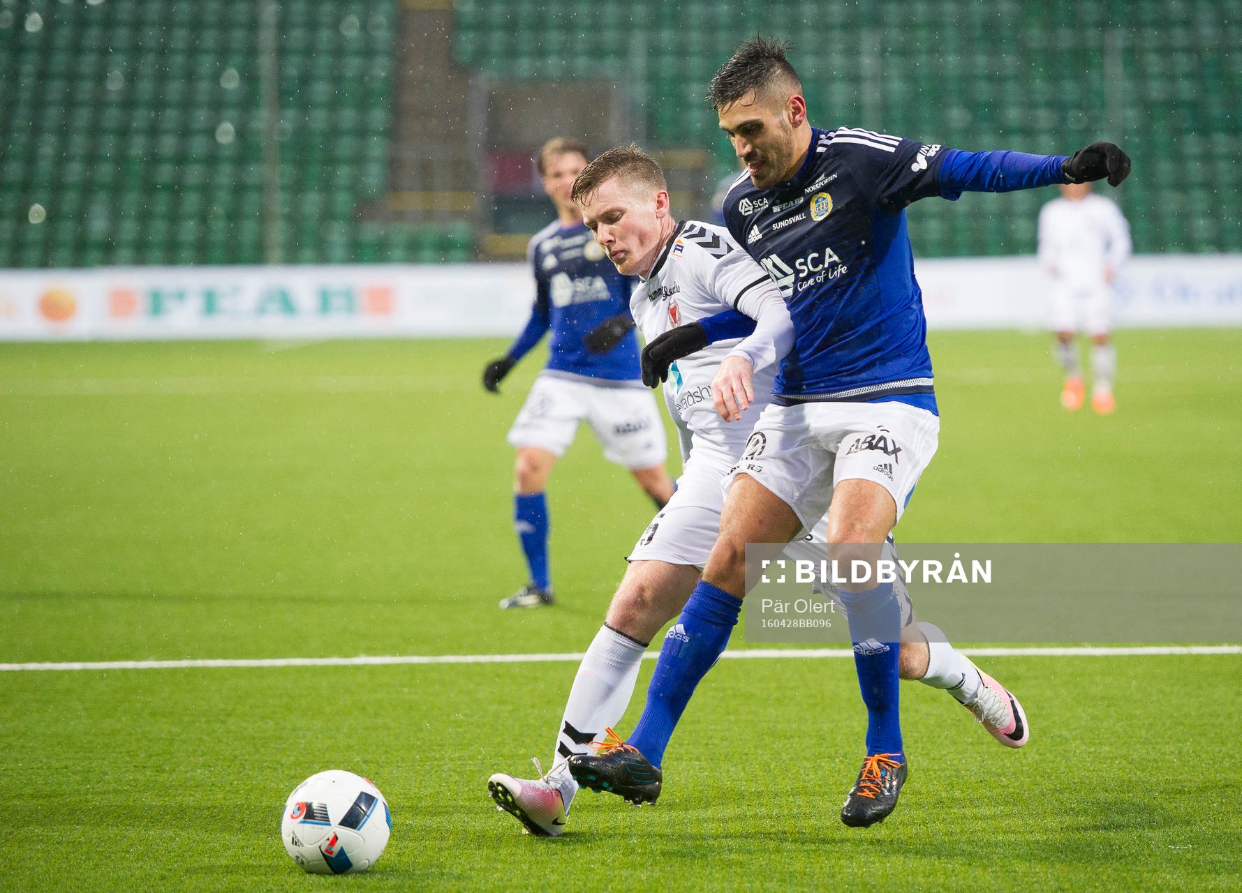 Kalmars Victor Agardius tacklar omkull Sundsvalls Stefan