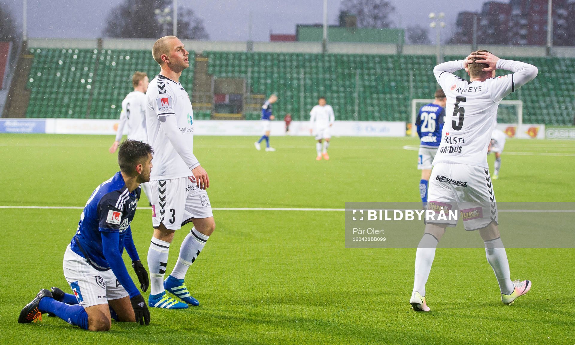 Kalmars Victor Agardius tacklar omkull Sundsvalls Stefan