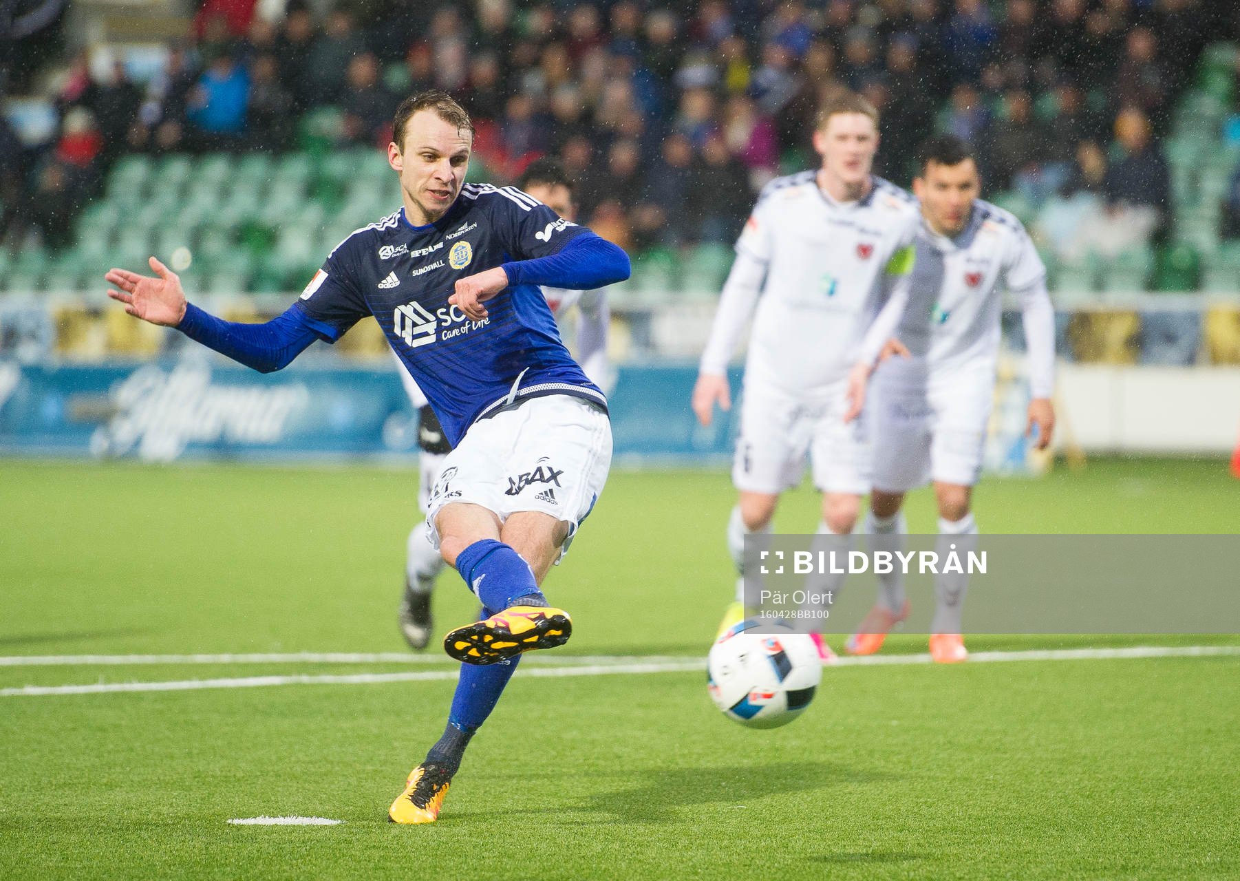 Sundsvalls Lars Christian Krogh Gerson skjuter 1-0 på