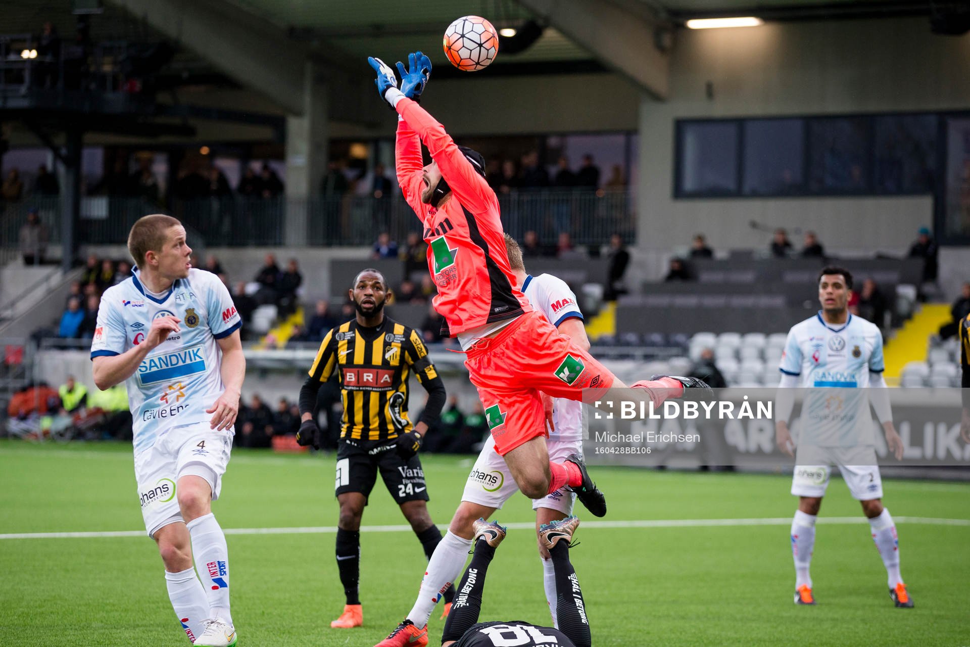 Gefles målvakt Emil Hedvall krockar med liggande Häckens