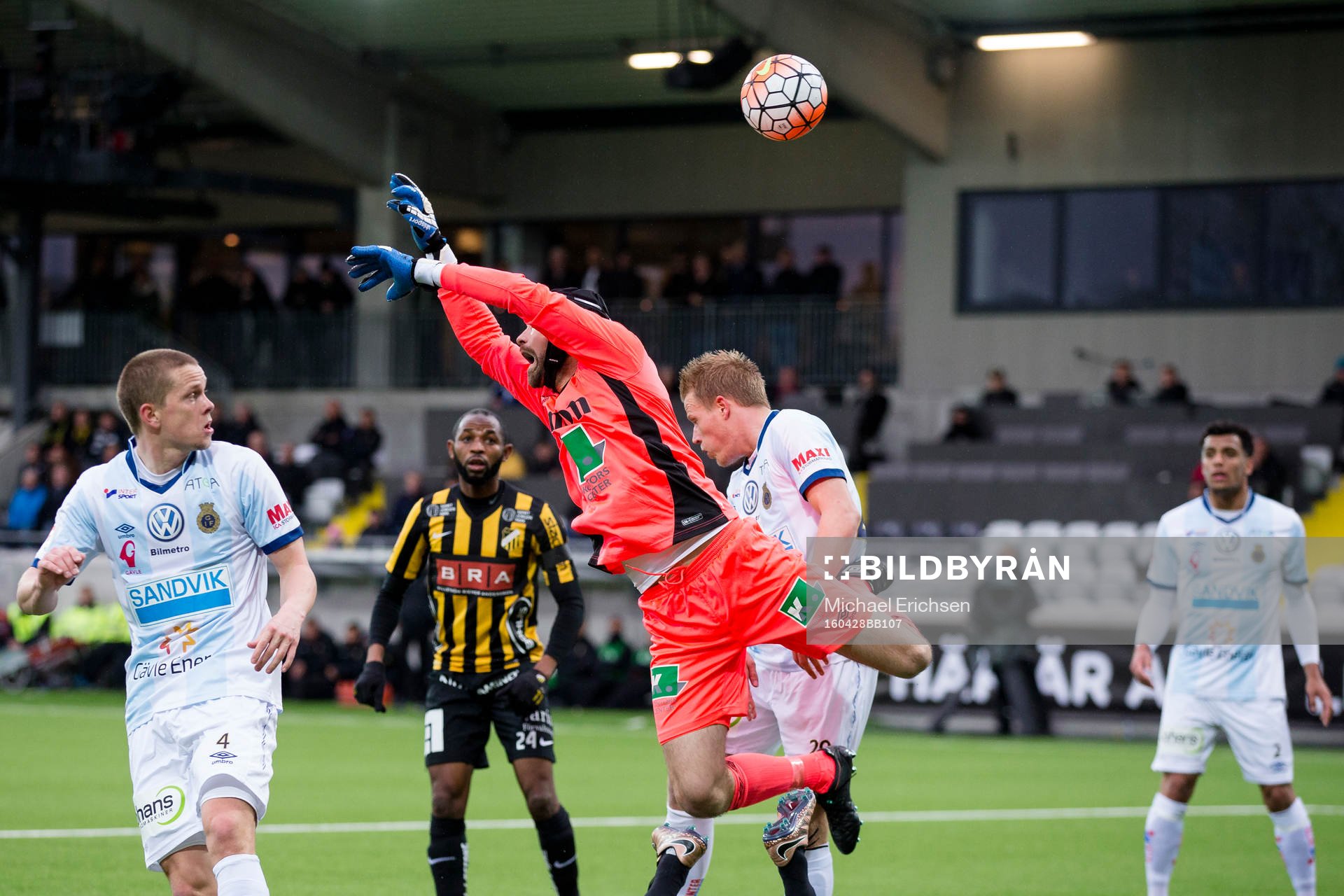 Gefles målvakt Emil Hedvall krockar med liggande Häckens