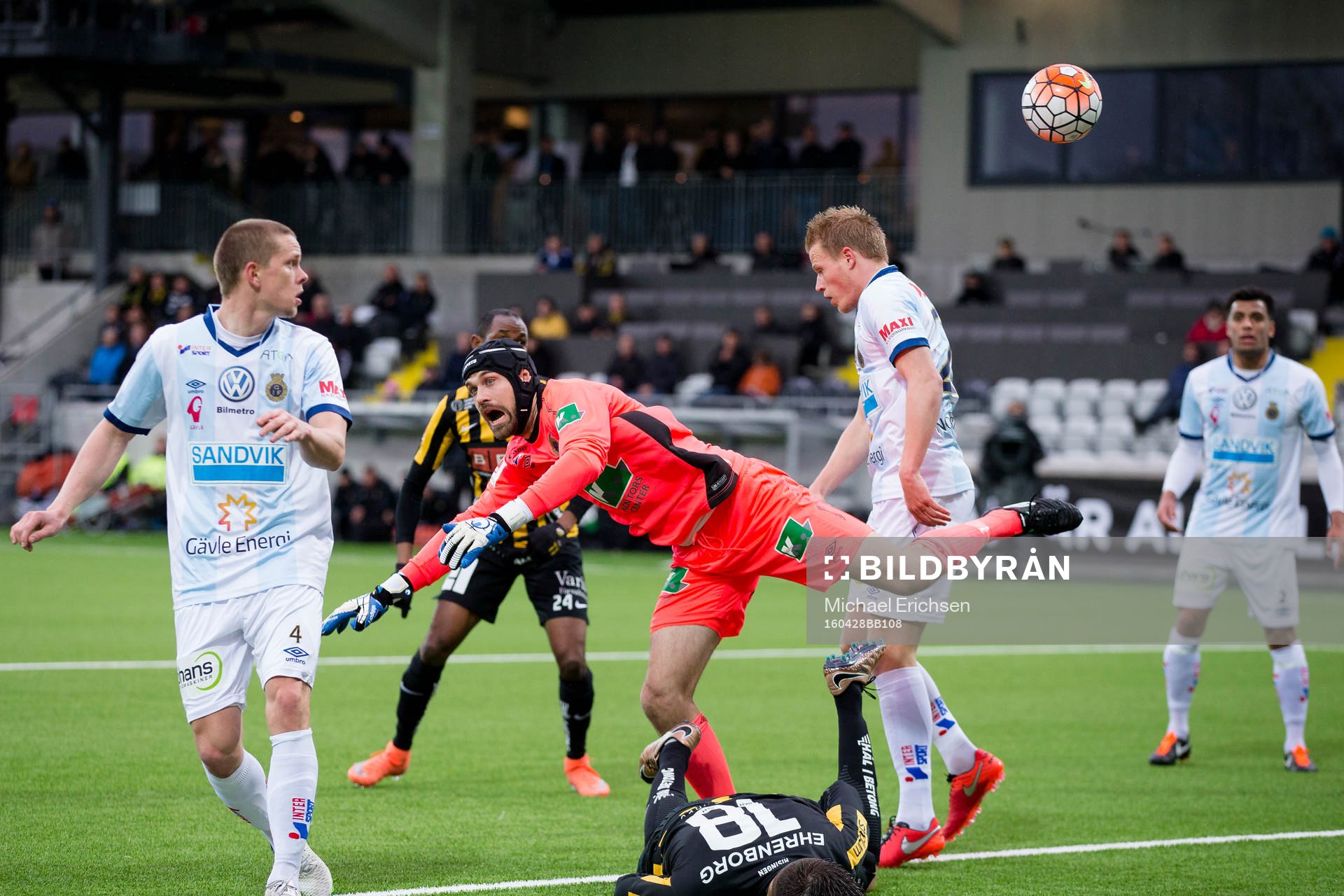 Gefles målvakt Emil Hedvall krockar med liggande Häckens