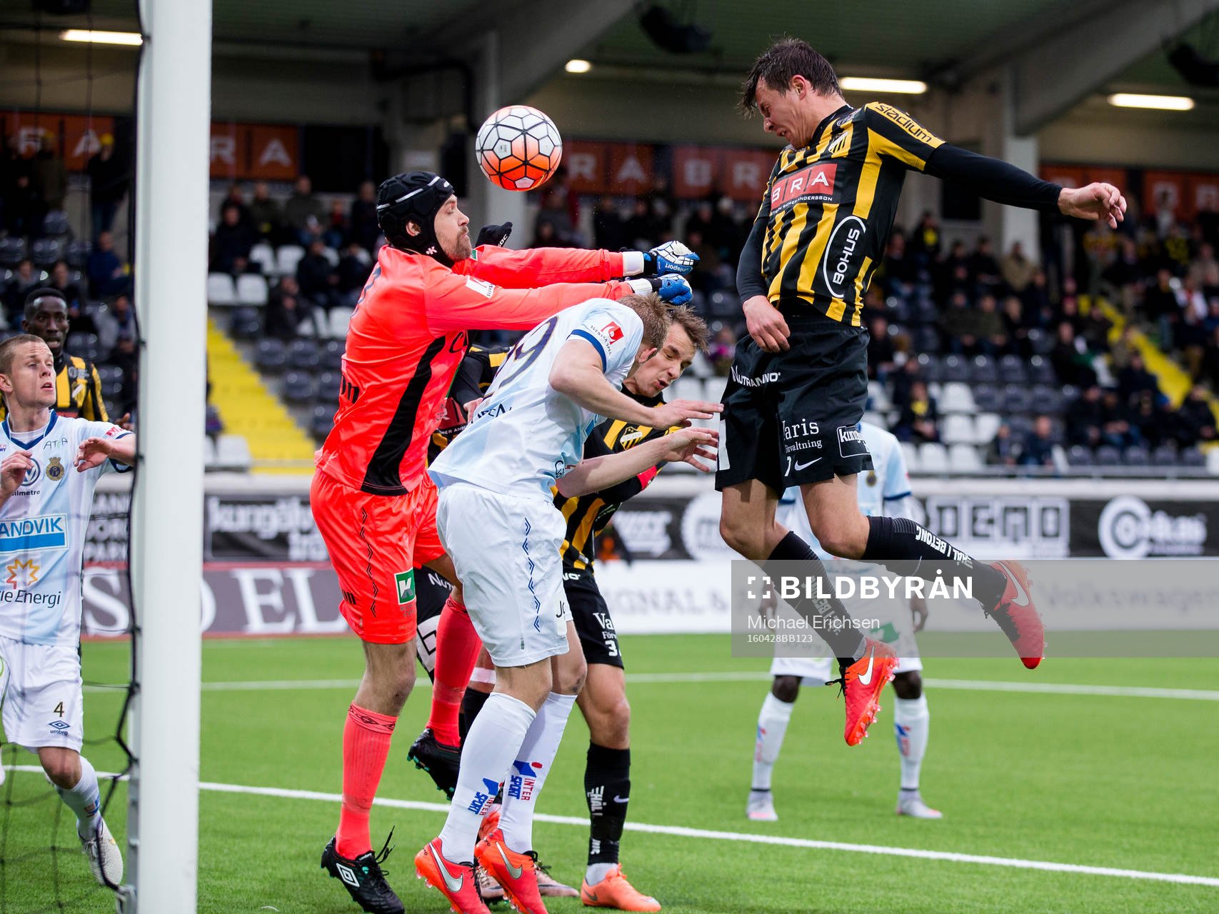 Häckens Niels Vorthoren nickar förbi Gefles målvakt Emil Hedvall i mål men som blir bortdömt under fotbollsmatchen i Allsvenskan mellan Häcken och Gefle den 28 april 2016 i Göteborg.