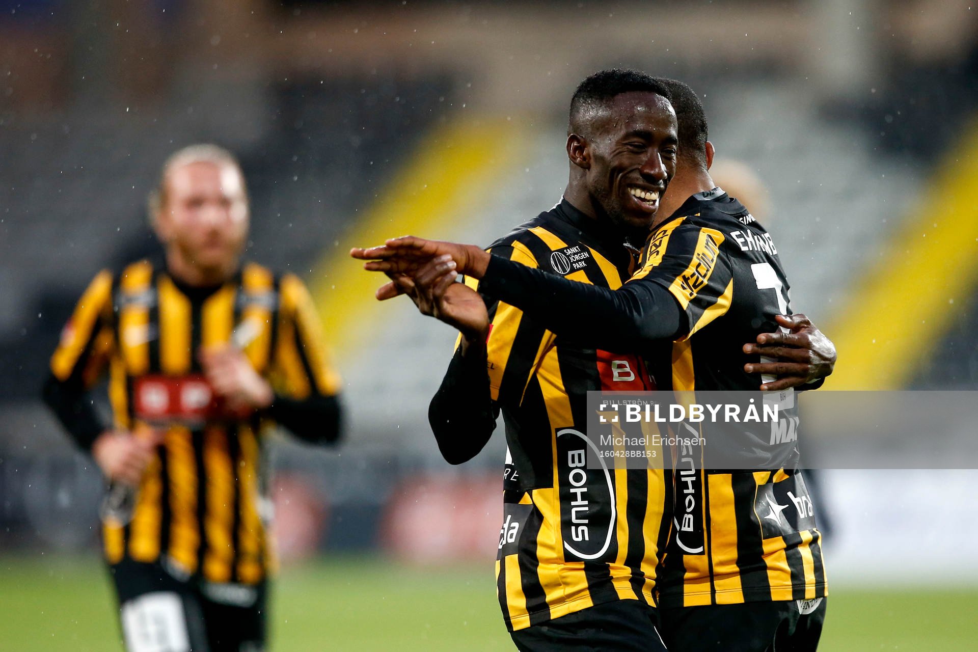 Häckens Demba Savage och René Makondele jublar