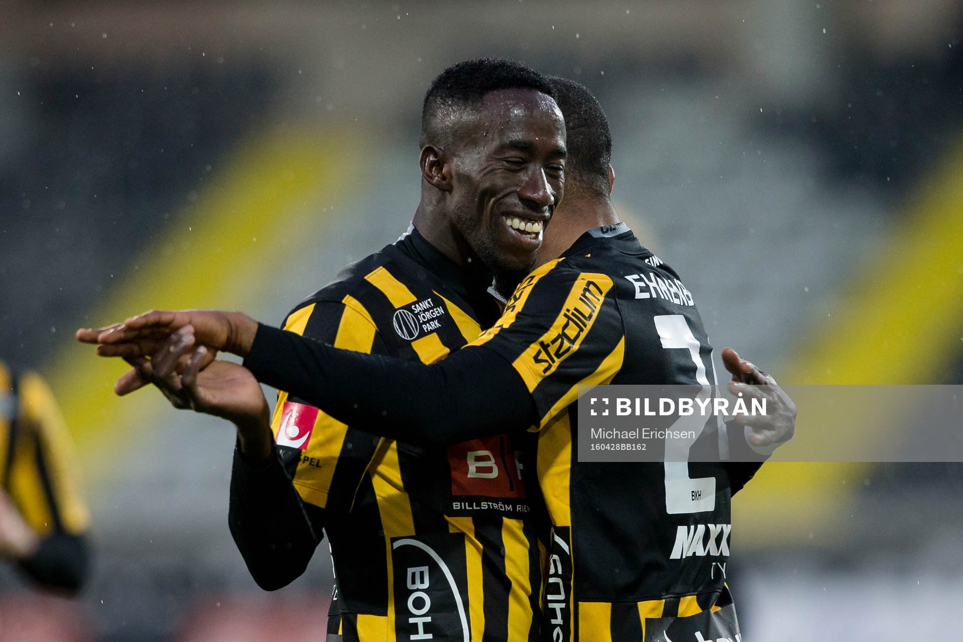 Häckens Demba Savage och René Makondele jublar efter 4-1 av Makondele under fotbollsmatchen i Allsvenskan mellan Häcken och Gefle den 28 april 2016 i Göteborg.